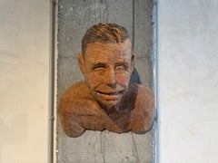 Wandskulptur, handgeschnitzte menschliche Büste, rohes Eukalyptusholz mit Stahl