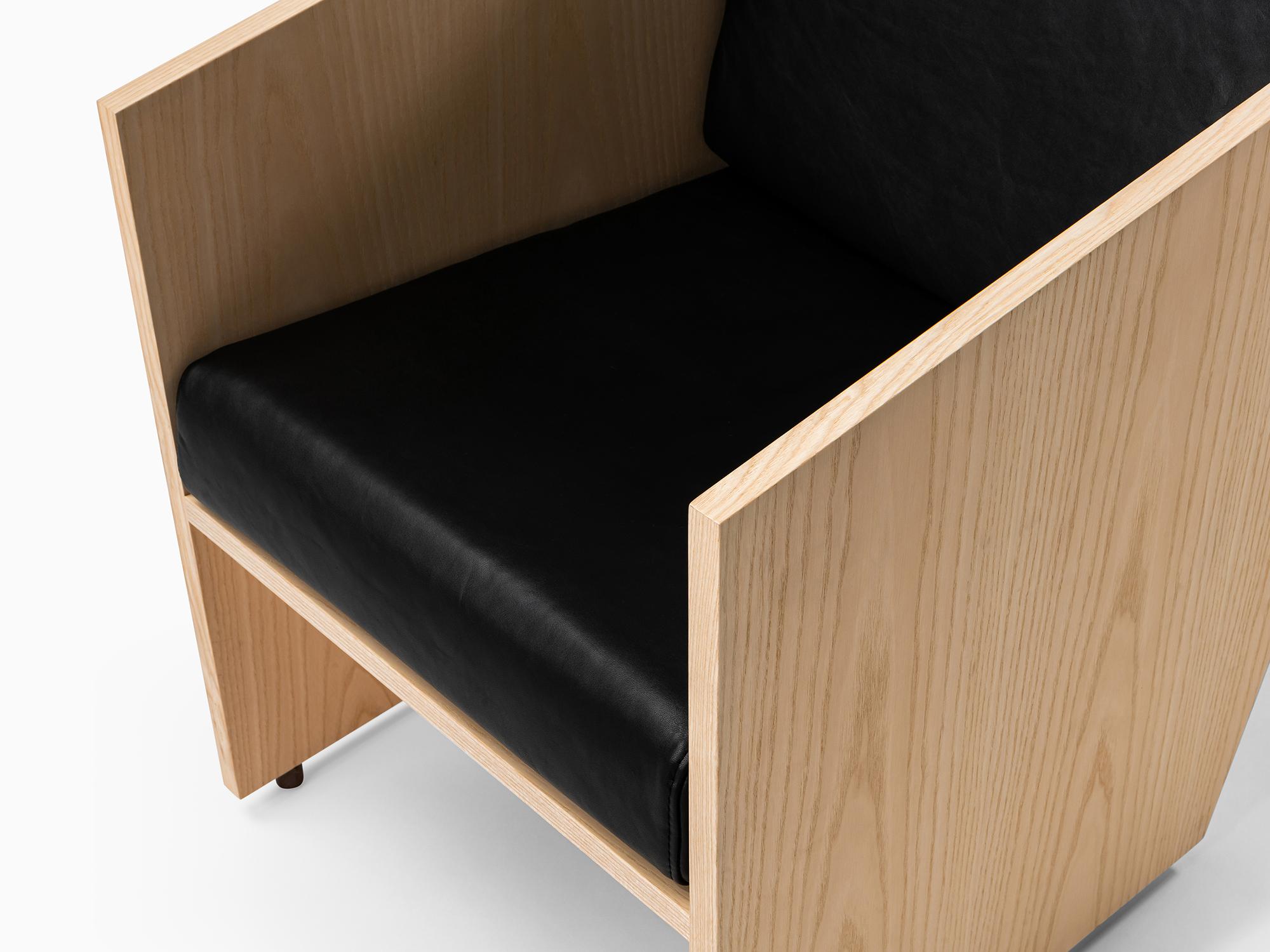 Portuguese Álvaro Siza Vieira - Armchair in Walnut Wood and Black Leather - one of a kind For Sale