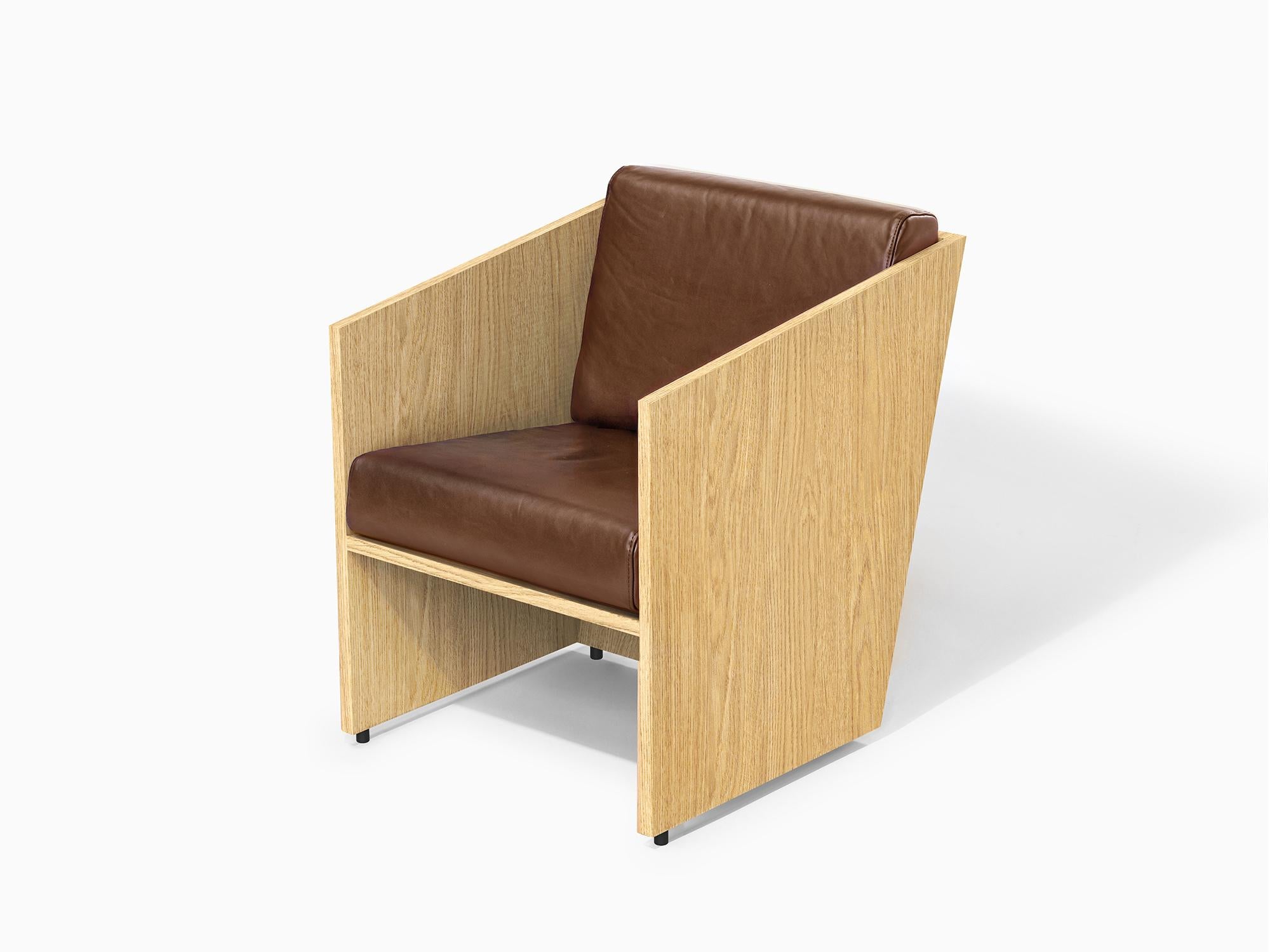 Hand-Crafted Álvaro Siza Vieira - Armchair in Walnut Wood and Brown Leather - one of a kind For Sale