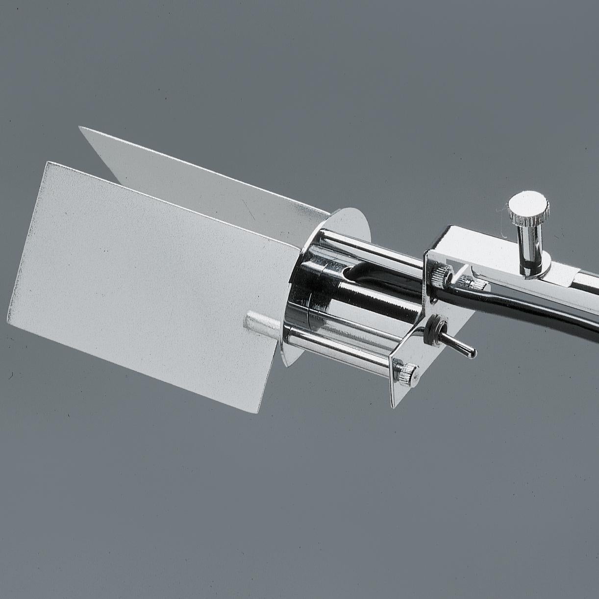 Its unusual height, the quality of light, its neutrality, its apparent fragility in structure (which is variable and can be disassembled) and its mobility of fine wings. All these virtues allow for us to use the lamp in unexpected ways.

Detachable
