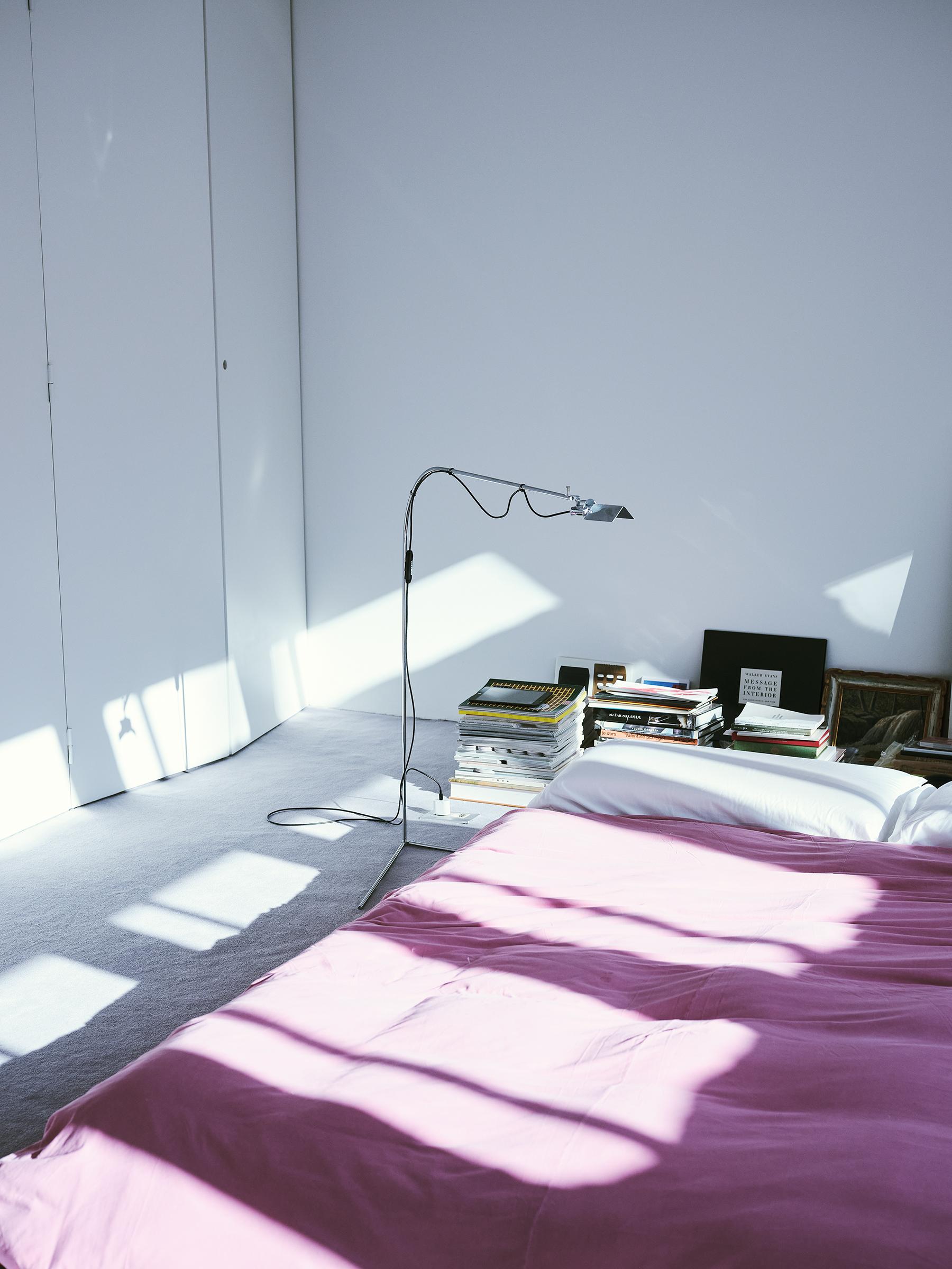 Alvaro Siza Vieira, Lámpara de pie Flamingo, Varilla de hierro cromado, España, Modernismo en venta 1
