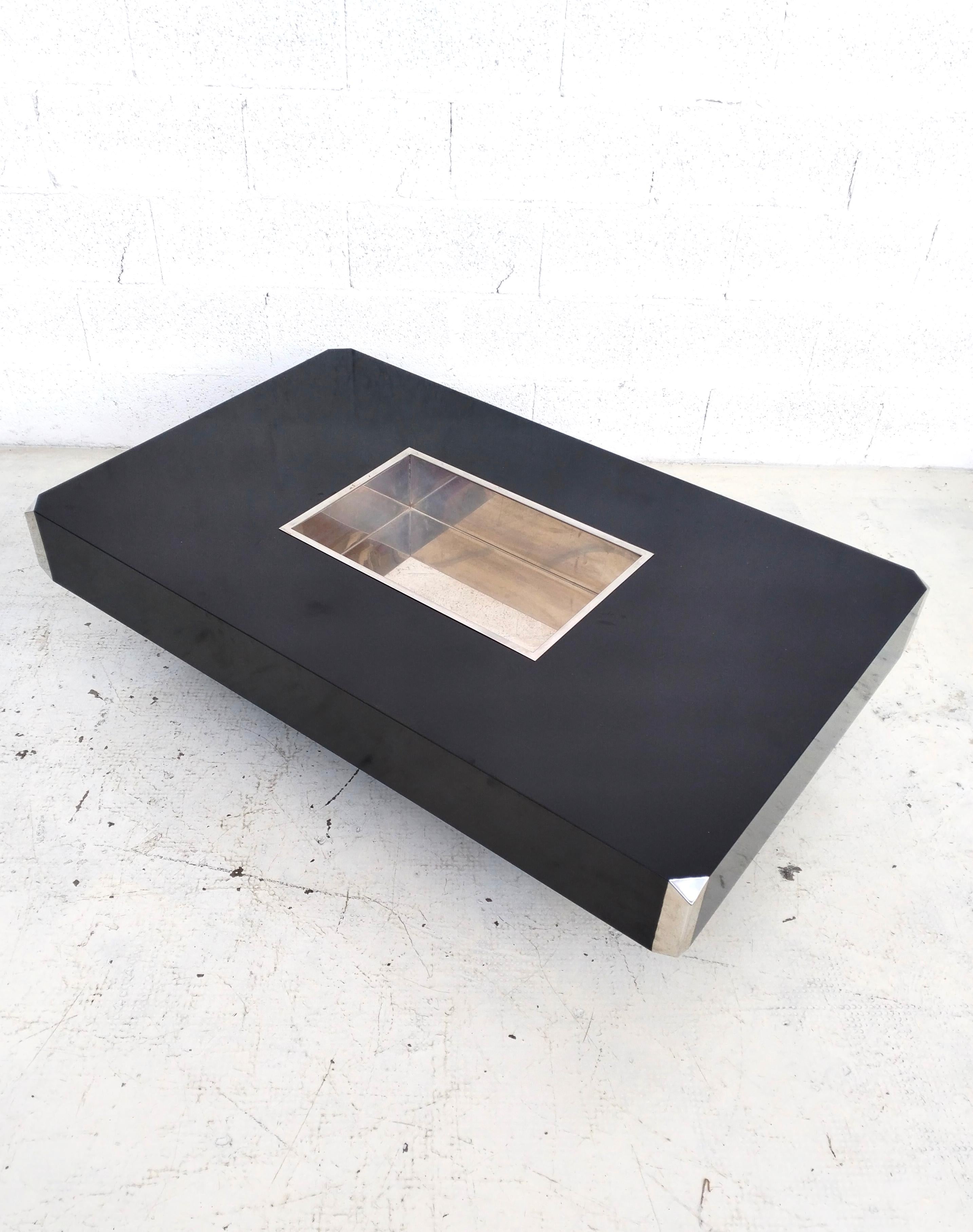 Tavolino molto elegante del designer italiano Willy Rizzo in legno melaminico laccato nero e finiture in metallo cromato.
Un contenitore in acciaio inossidabile al centro funge da porta riviste o bottiglie.
Il piano è ancora in buone condizioni e