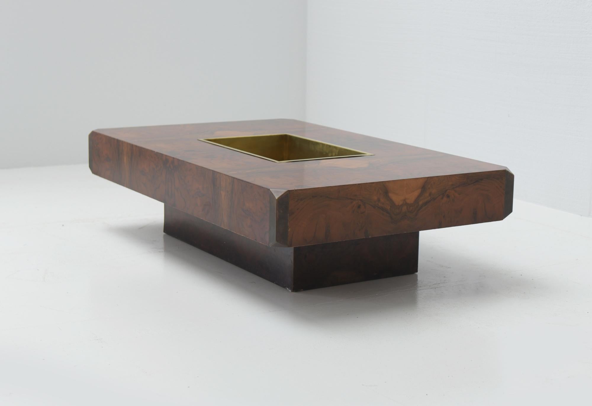 Stunning!! The Alveo coffee table from Willy Rizzo for Mario Sabot. Rare laminated burlwood edition in combination with gold messing.

Perfect vintage condition - no damage.
Very hard to find!!