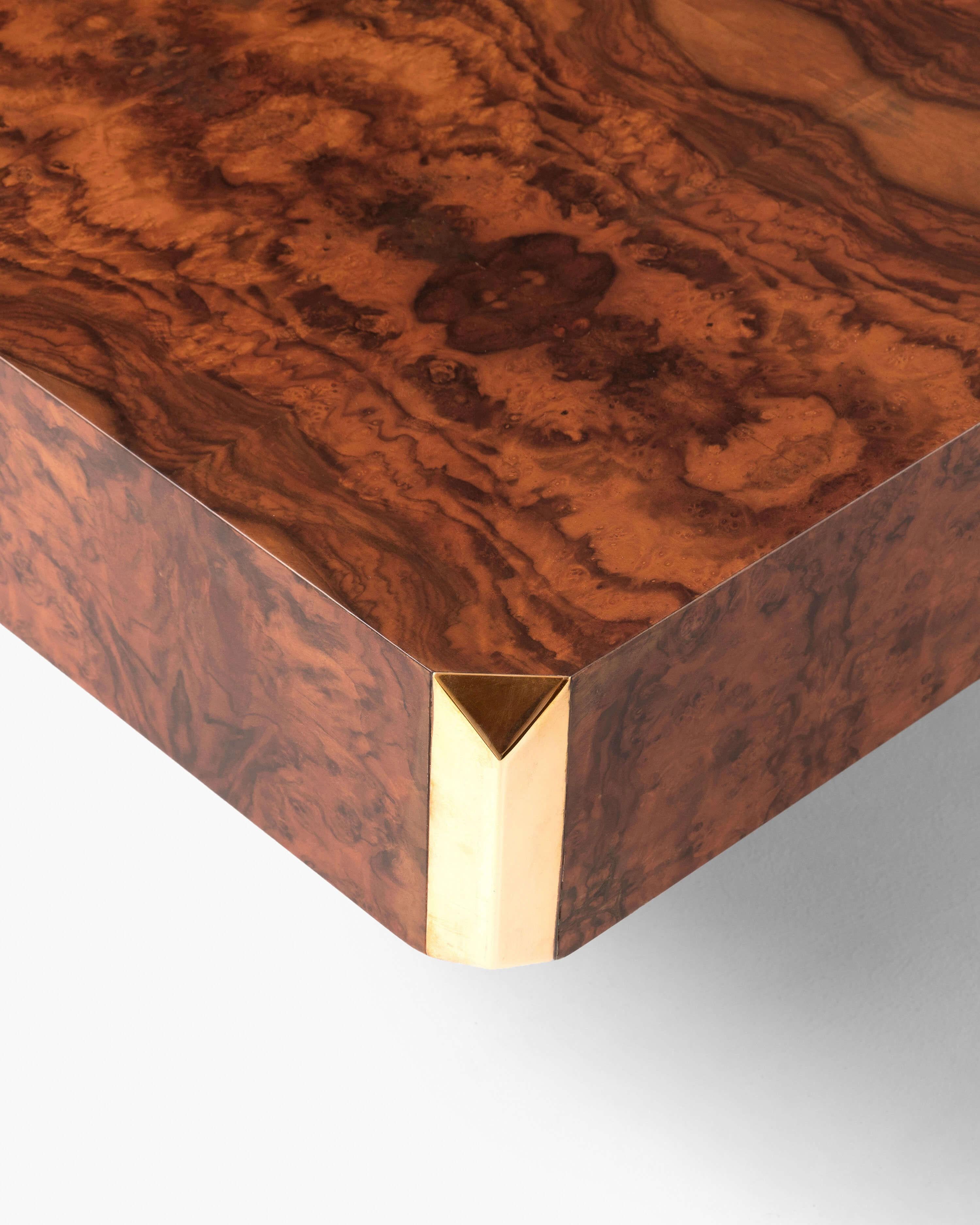 Late 20th Century Alveo Cocktail Table in Walnut BurlWood Veneer with Brass Corners & Drybar For Sale