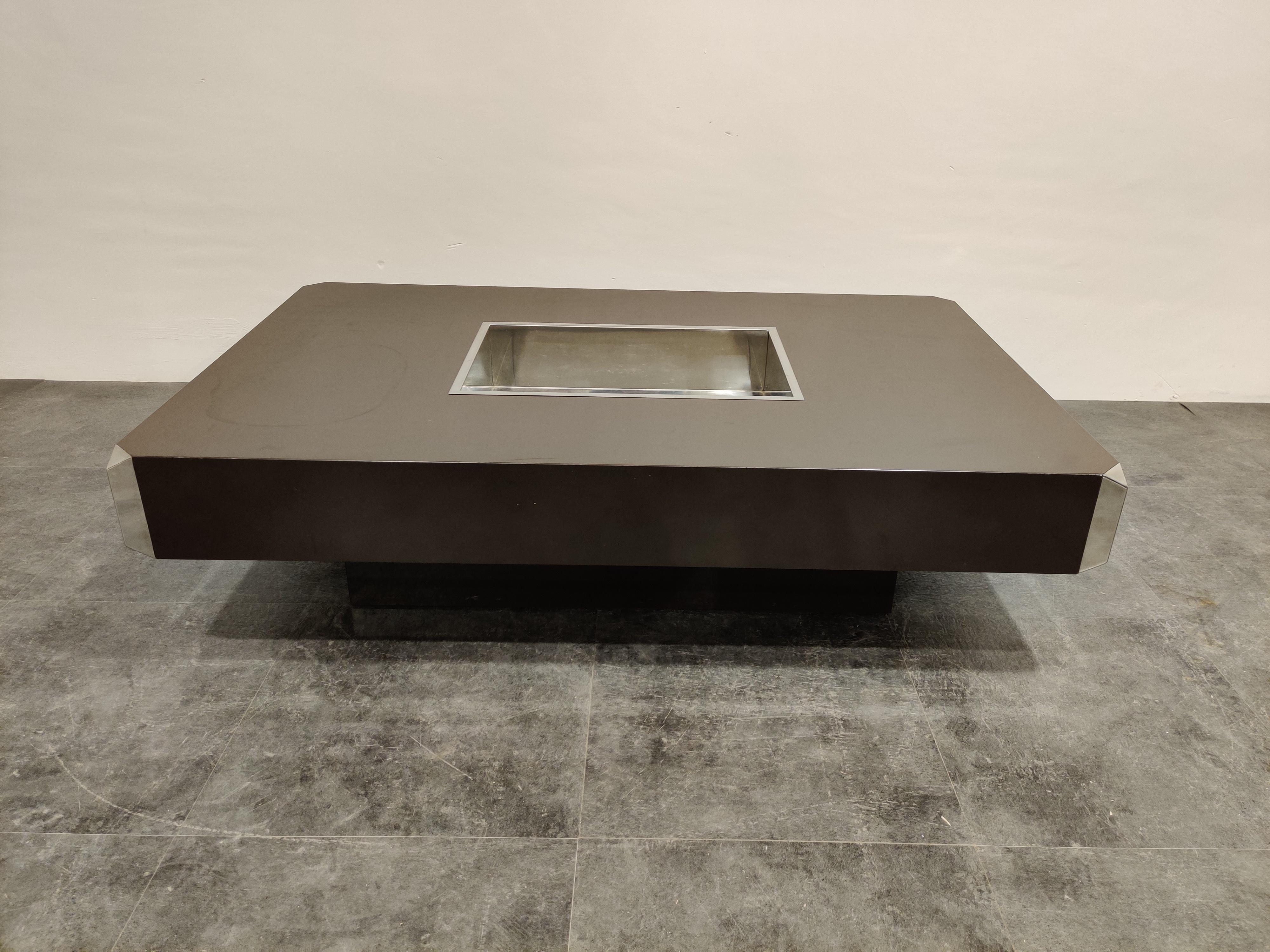 Luxurious bar coffee table made from brown lacquered wood designed by Willy Rizzo for Mario Sabot.

The table is in good condition with very minor user traces.

This table fits well in today's interiors thanks to its luxurious and timeless