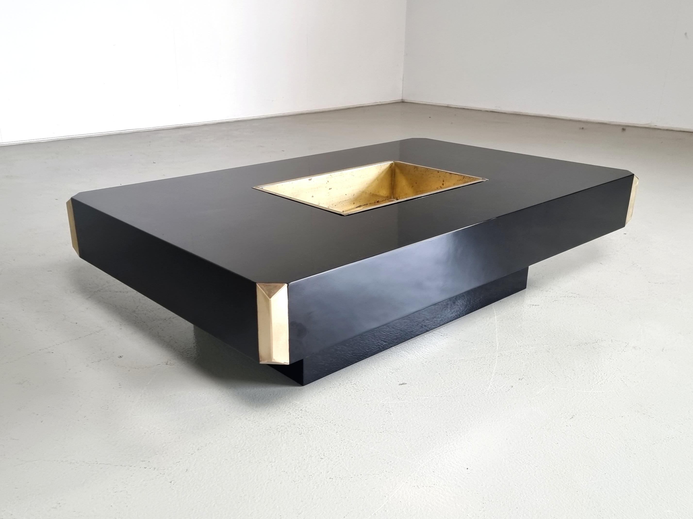 Exclusive and very rare brass edition coffee table Willy Rizzo for Mario Sabot from the 1970s

Made from gorgeous patinated Brass with a black lacquered wood base.
The recessed base creates the impression that the table is floating and lightens the