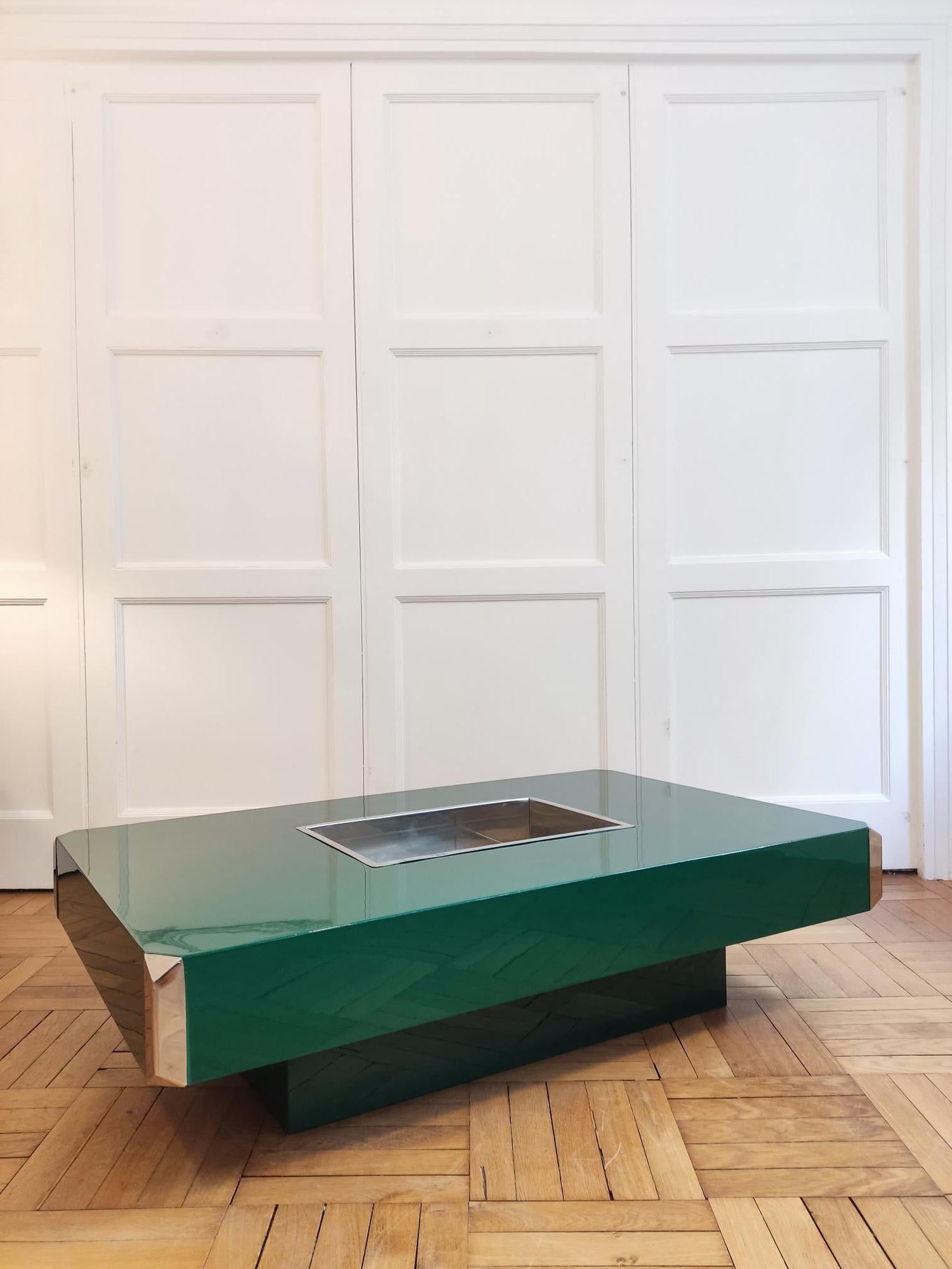 Alveo rectangular coffee table by Willy Rizzo for Mario Sabot.
Designed in the 70s, this table is recognizable by its central compartment and its chrome corner pieces. Originally the central compartment was to serve as a bar. The table has been