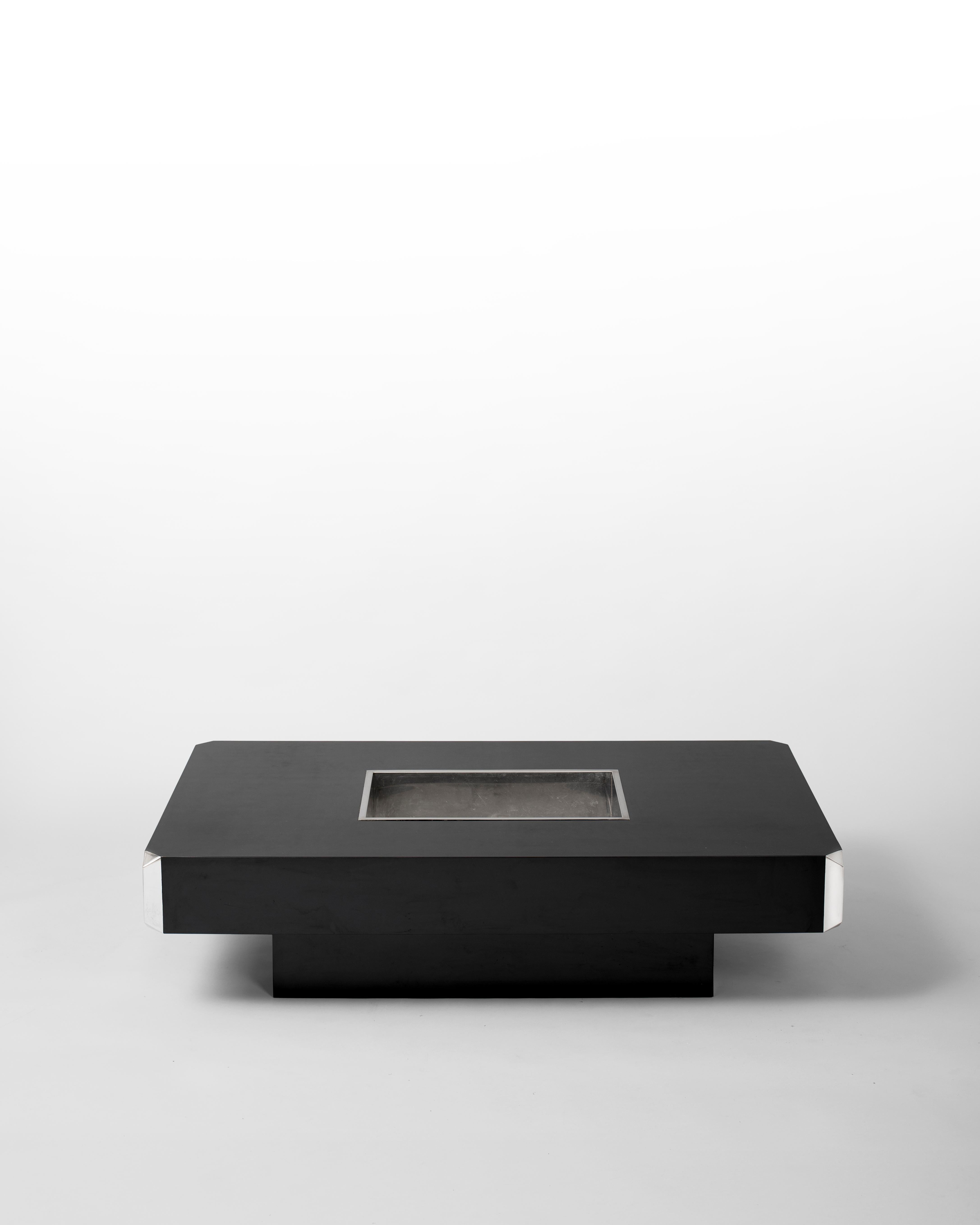 The Alveo coffee table, designed by Willy Rizzo for Mario Sabot, is an iconic piece of 1970s design. Combining minimalism and sophistication, it embodies the elegance of the Hollywood Regency style, where geometric precision meets the understated
