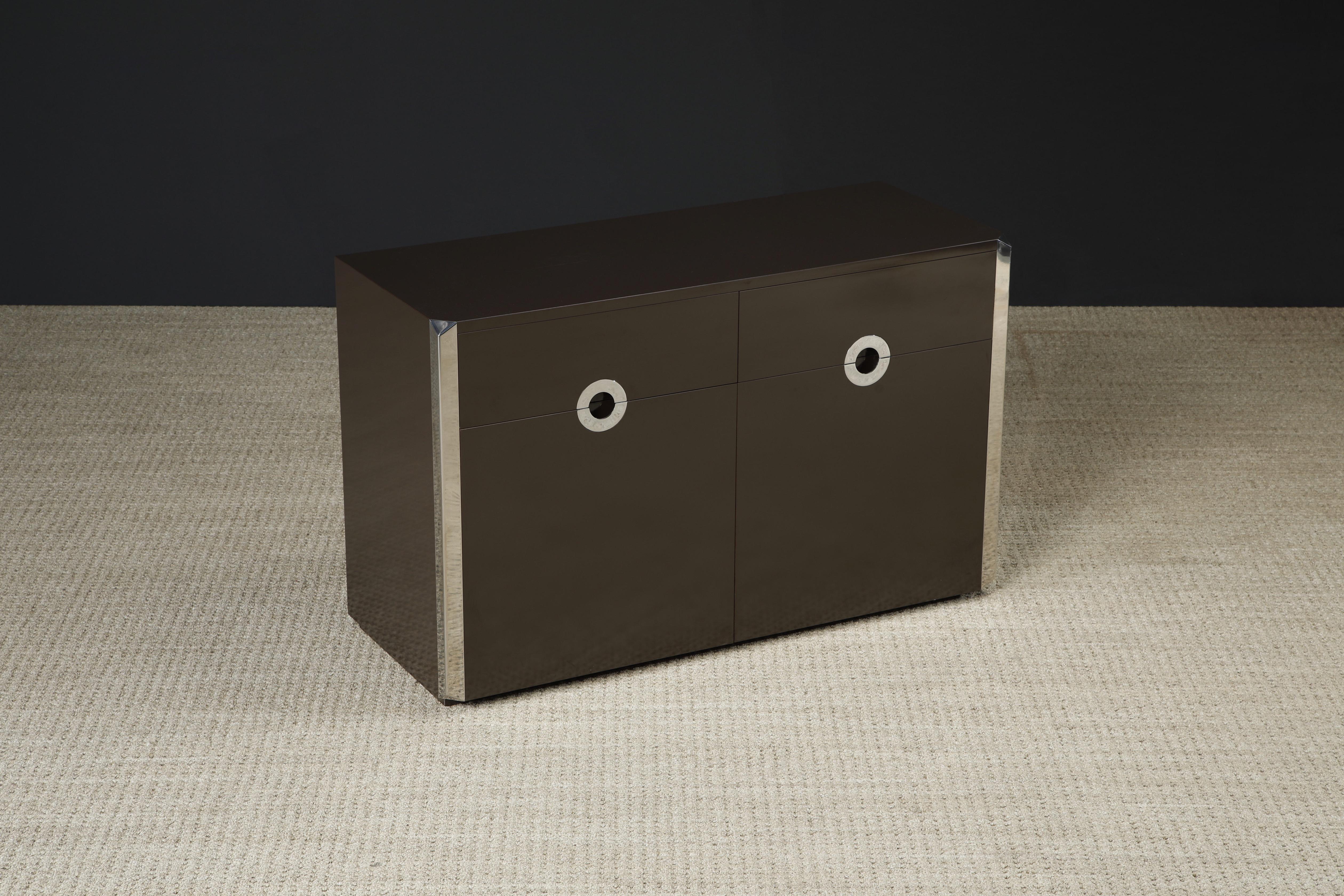 Ce meuble 'Alveo' des années 1970, qui convient parfaitement comme buffet ou petite crédence, a été conçu par Willy Rizzo pour Mario Sabot. Le design moderne se compose de bords angulaires en acier inoxydable miroitant et de poignées en demi-cercle