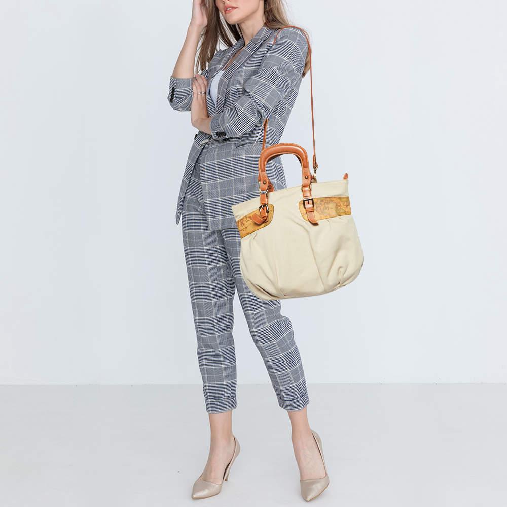 Elegante e facile da trasportare, la cartella Alviero Martini 1A Classe in tela geostampata è un must have per il tuo guardaroba. Foderata in tessuto, questa borsa grigia può contenere facilmente tutti i tuoi oggetti essenziali. Completa il tuo