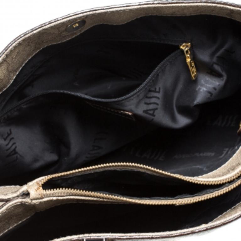 Known for quality and functionality, this stylish Alviero Martini 1A Classe tote will display your sense of fashion. It has been crafted from geo-print coated canvas and leather. It is styled with dual handles, a spacious fabric-lined interior, and