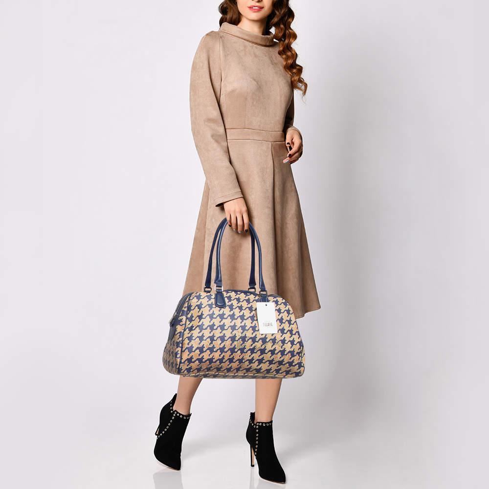 Cette sacoche est conçue pour contenir vos essentiels de la manière la plus tendance. Facile à styliser, elle est fabriquée avec les meilleurs matériaux et provient de la plus grande marque. Cette sacoche ajoutera un style immense à votre ensemble.