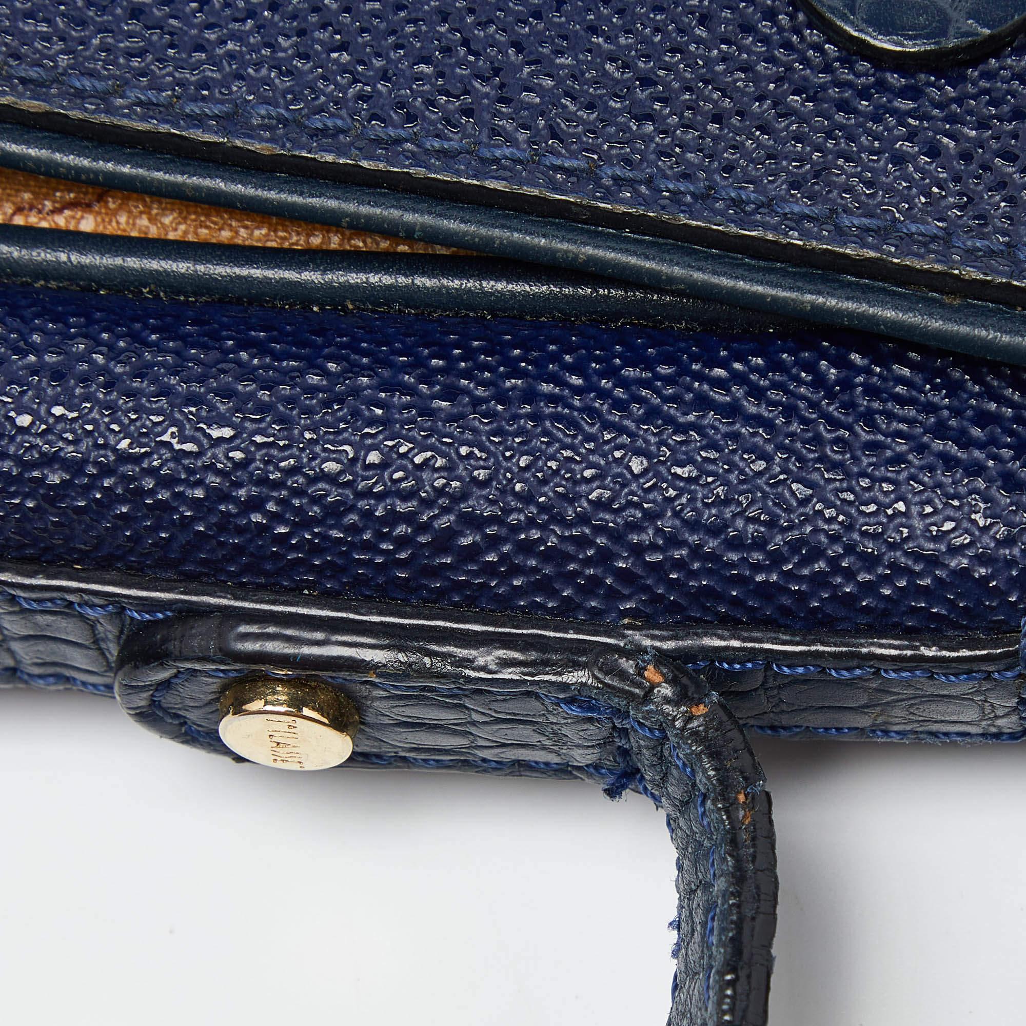 Women's Alviero Martini 1A Classe Blue Geo Print Coated Canvas & Leather Crossbody Bag For Sale