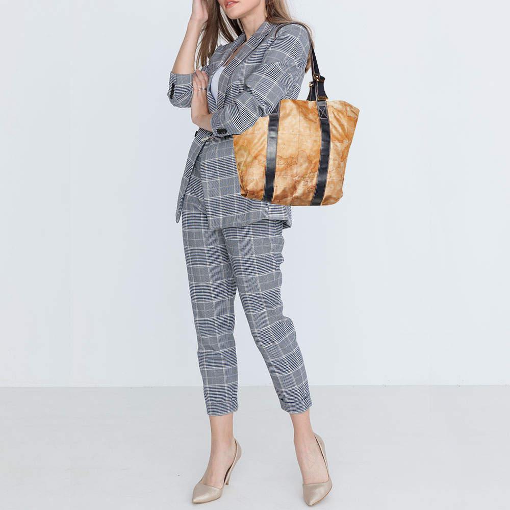 Este bolso de diseño para mujer de Alviero Martini 1A Classe se caracteriza por sus cuidados detalles, su alta calidad y su comodidad para el día a día. El bolso está cosido con maestría para ofrecer un aspecto refinado y un acabado impecable.
