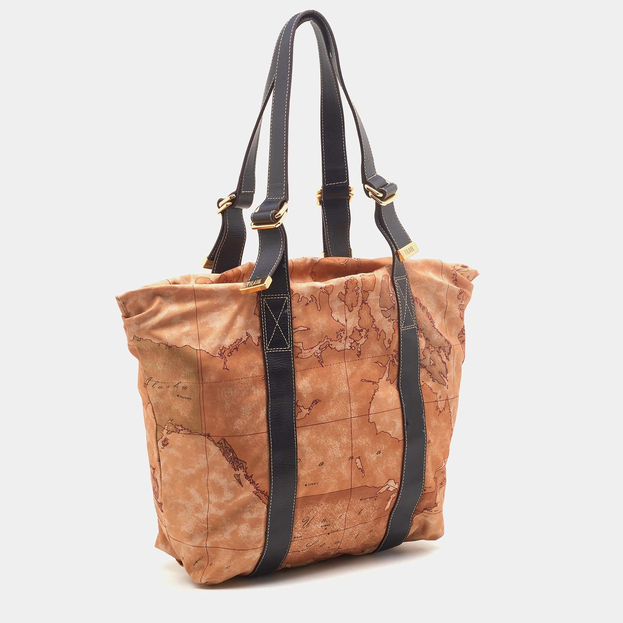 Bolso bandolera Alviero Martini 1A Classe Marrón de nailon y piel en Bueno estado para la venta en Dubai, Al Qouz 2