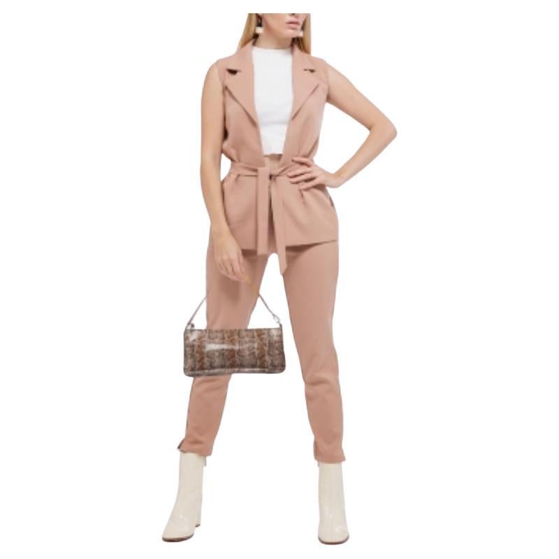 Questa borsa Alviero Martini 1A Classe è il risultato di una fusione di elevate capacità artigianali e di un design pratico. È dotato di un esterno resistente completato da dettagli di lusso. È un accessorio su cui si può contare.
