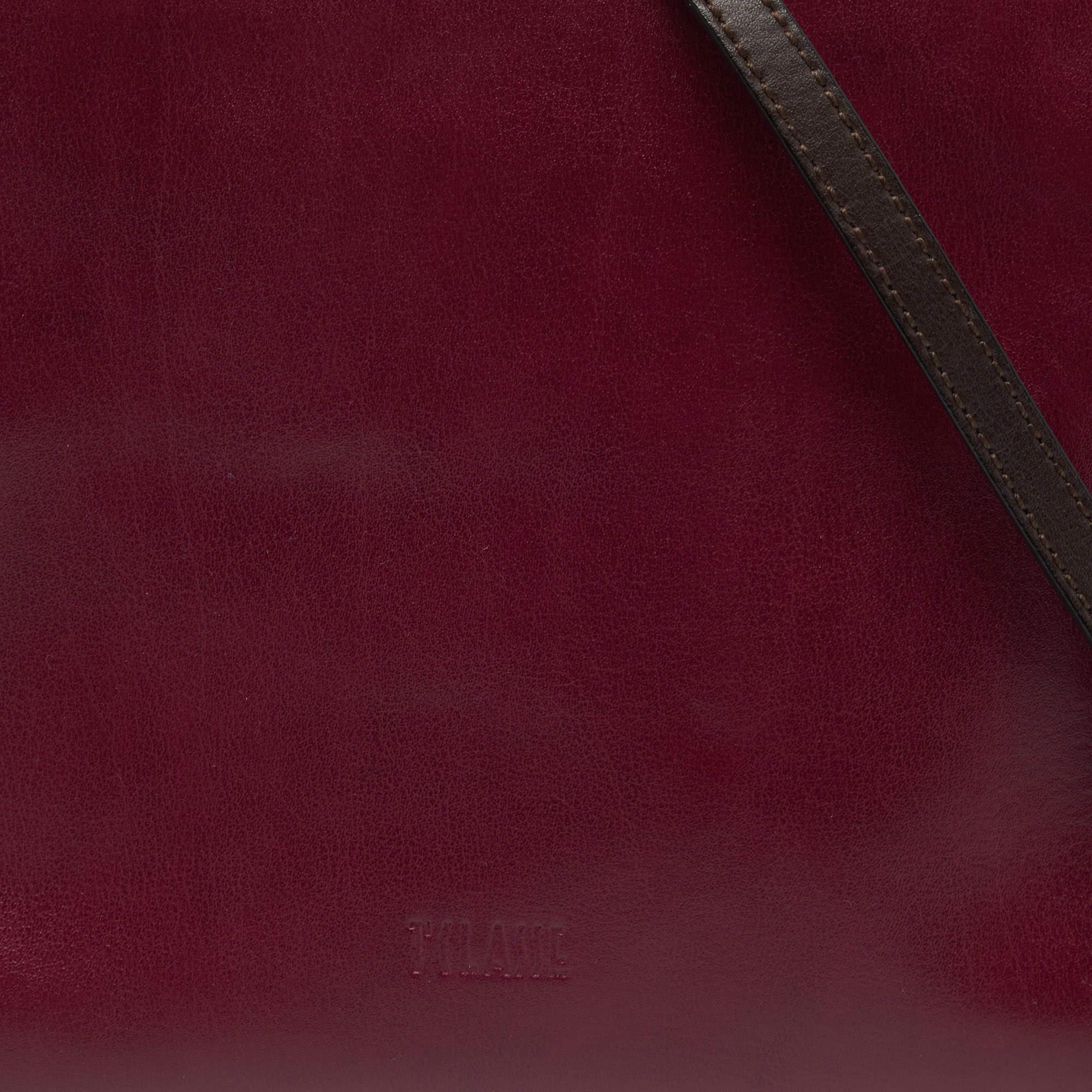 Alviero Martini 1A Classe Bourgogne Geo Print Canvas Coated Leather Crossbody Bag Pour femmes en vente