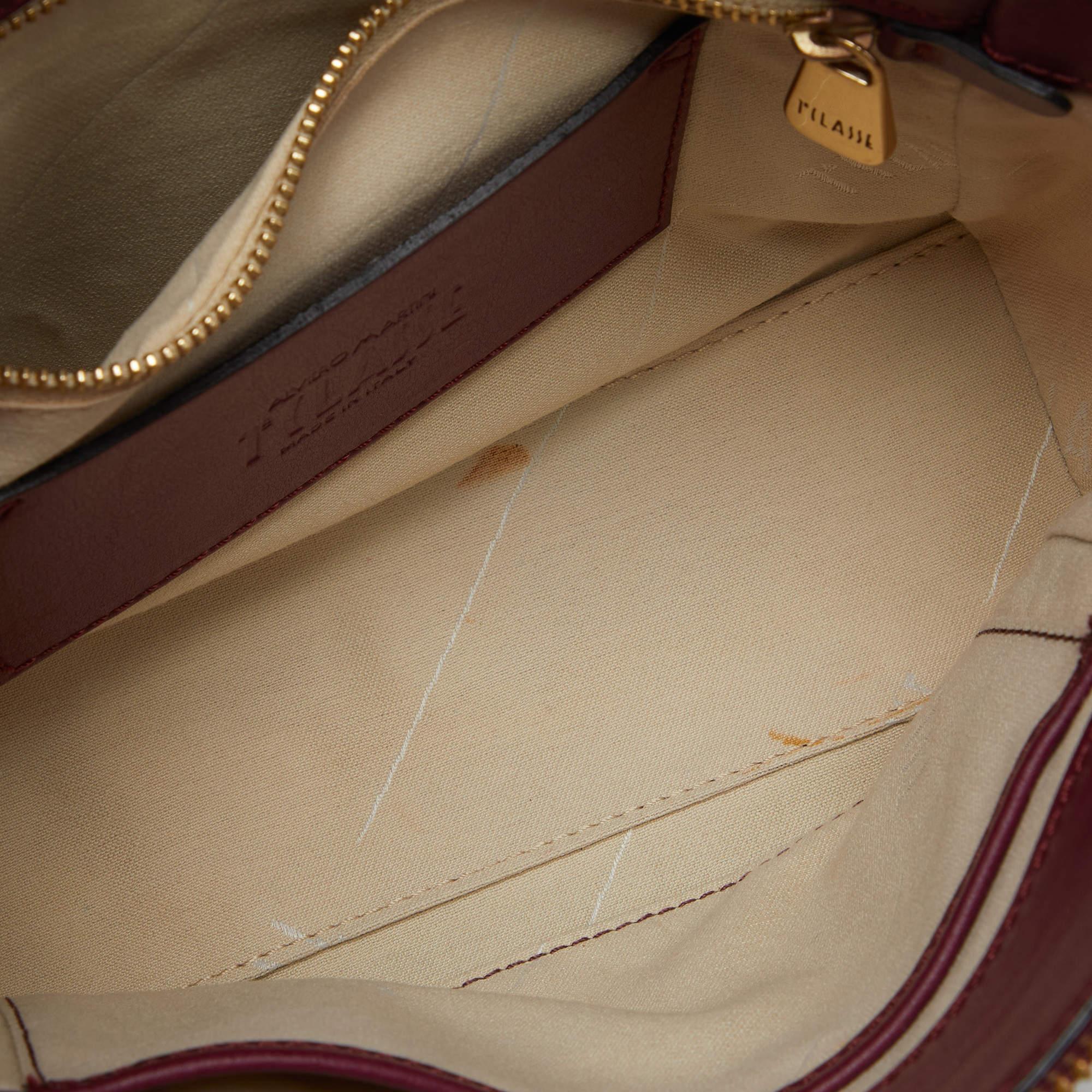 Alviero Martini 1A Classe Bourgogne Geo Print Canvas Coated Leather Crossbody Bag en vente 2