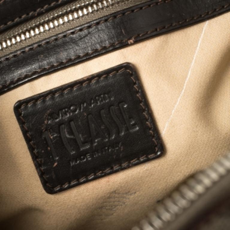 Stylish and easy to carry, this Alviero Martini 1A Classe satchel, made from geo-printed canvas, is simply a must-have for your wardrobe upgrade. Lined with fabric, this grey bag can easily fit in all your essentials. Complement your ensemble by
