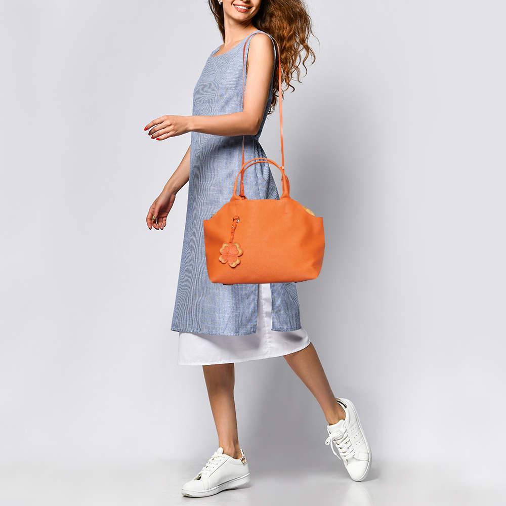 Alviero Martini 1A Classe vous propose ce sac pour la fashionista qui sommeille en vous. Le sac est doté d'un extérieur intéressant composé de toile imprimée géo et de cuir tressé, signature de la marque. La fermeture à glissière s'ouvre sur un