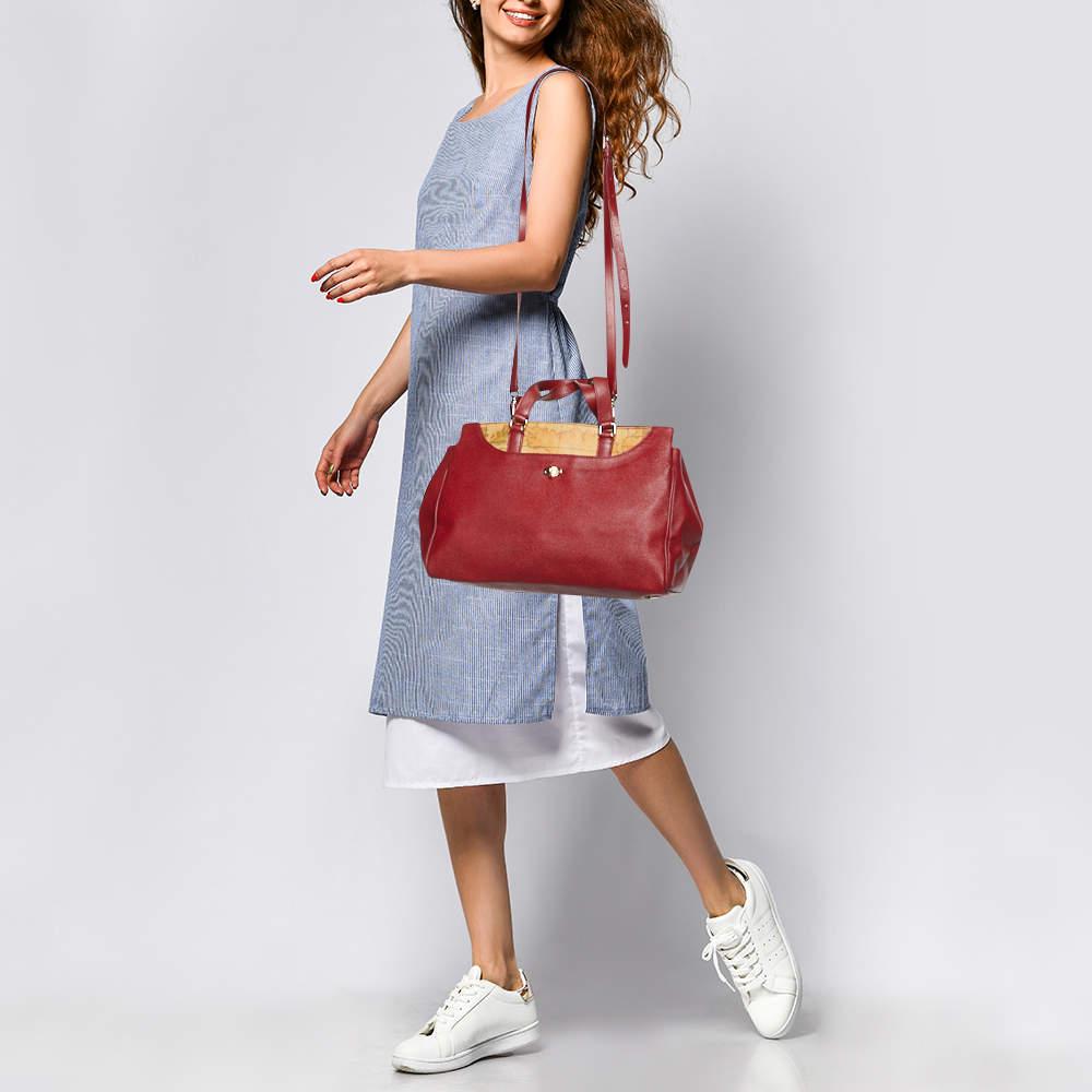 Offrez-vous le luxe avec ce sac Alviero Martini 1A Classe. Méticuleusement fabriqué à partir de matériaux de première qualité, il allie un design exquis, un savoir-faire impeccable et une élégance intemporelle. Cet accessoire de mode rehausse votre