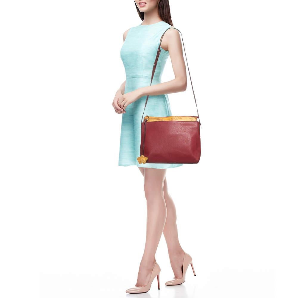 Get style and carry your essentials with ease using this designer shoulder bag. It has been crafted using high quality materials to be a standout accessory.