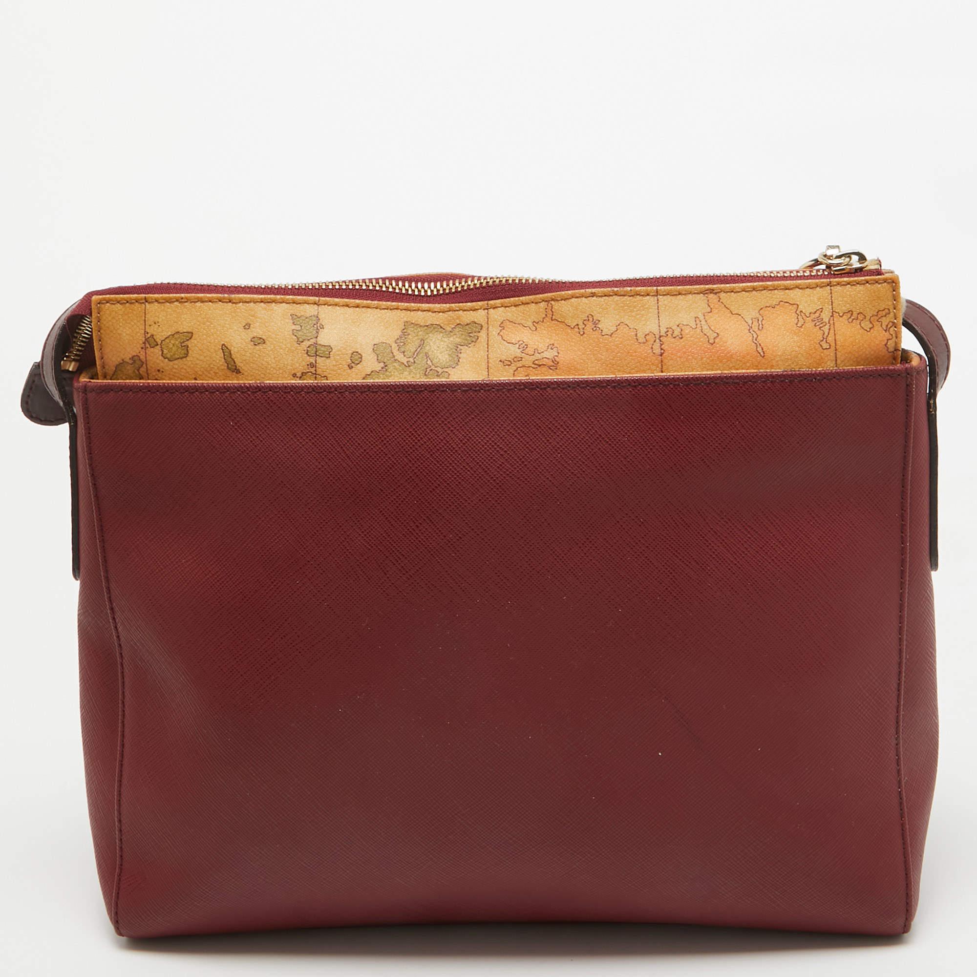 Alviero Martini 1A Classe Red Leather Shoulder Bag In Good Condition In Dubai, Al Qouz 2