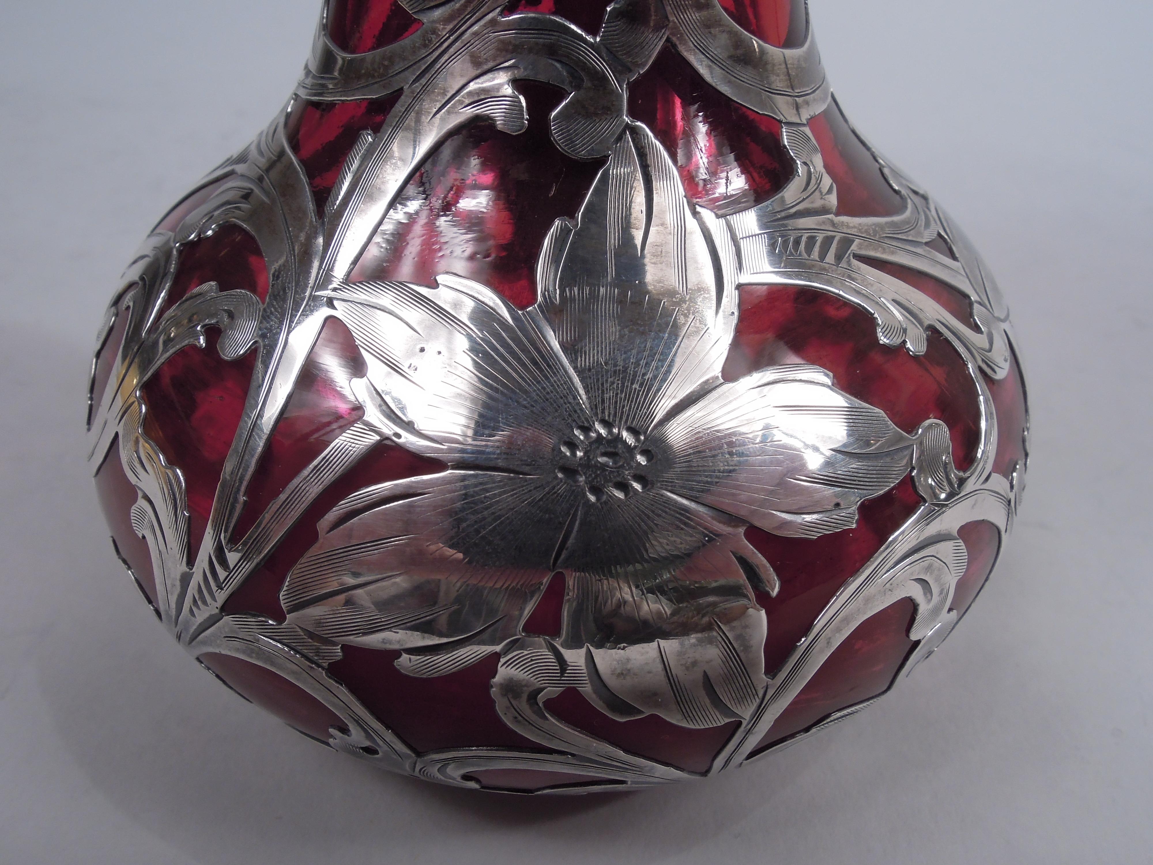 Américain Vase Alvin Art Nouveau Red Silver Overlay en vente