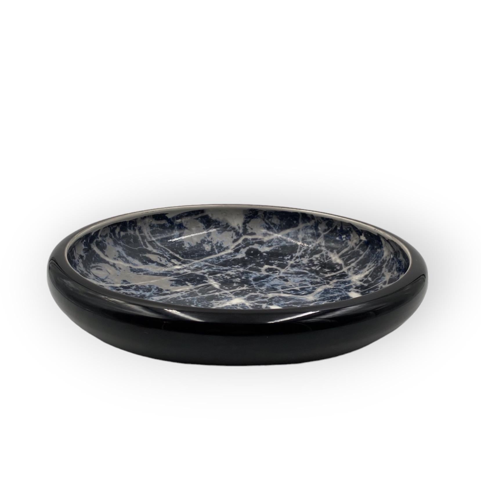 Black marbled ceramic centerpiece / vide poche manufactured by Alvino Bagni

Italy ca. 1970 

H 8 cm x 37 cm diam.

Conditions: excellent consistent with age and use.
