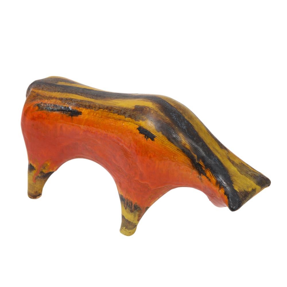 Taureau Alvino Bagni, céramique, orange, rouge, jaune et marron, signé. Sculpture de taureau de taille moyenne émaillée d'un rouge orangé audacieux avec des éclats de jaune foncé et de brun. Bagni (1919-2009) était un céramiste basé à Florence dont