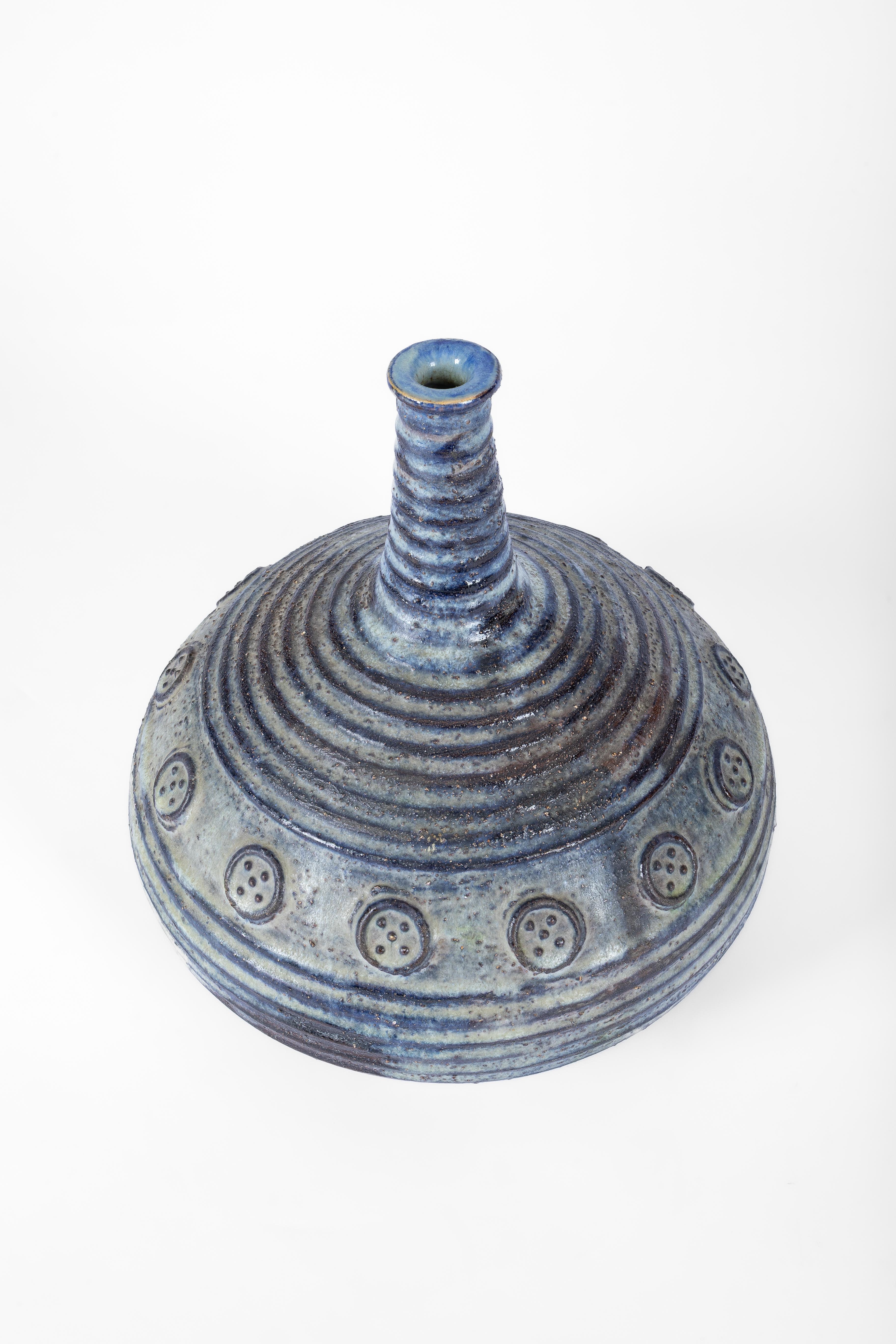 Exceptional handmadevvase or bottle by Alvino Bagni

Italian ceramist (1919-2009) who had his own factory and created as well for Bitossi, Raymor (USA) and Rosenthal (Ger).

This item is probably created for Raymor in the 1960's.
High quality