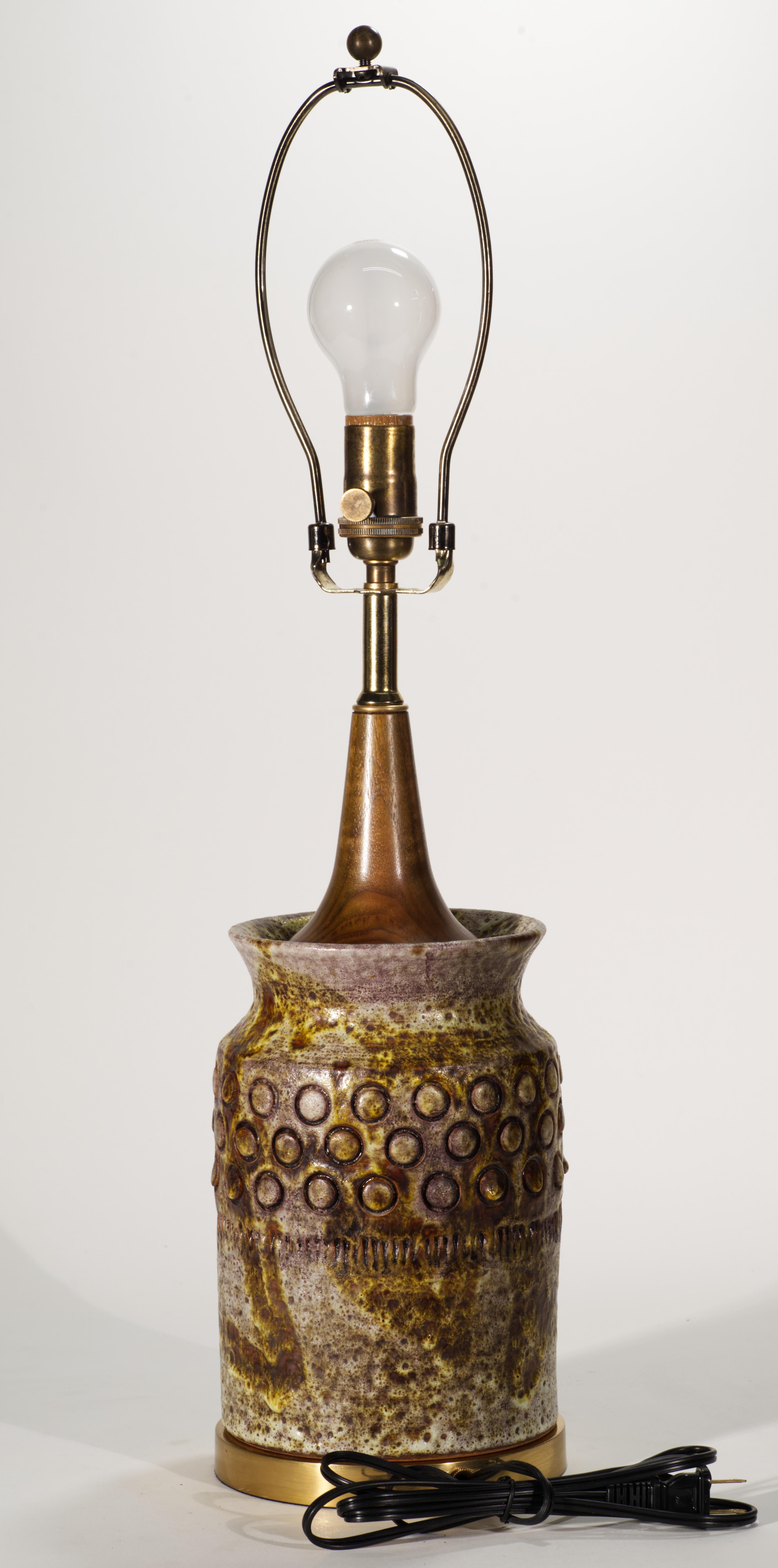 Alvino Bagni pour Raymor Italie années 1960 Lampe de table Sea Garden Majolique et noyer Bon état - En vente à Clifton Springs, NY
