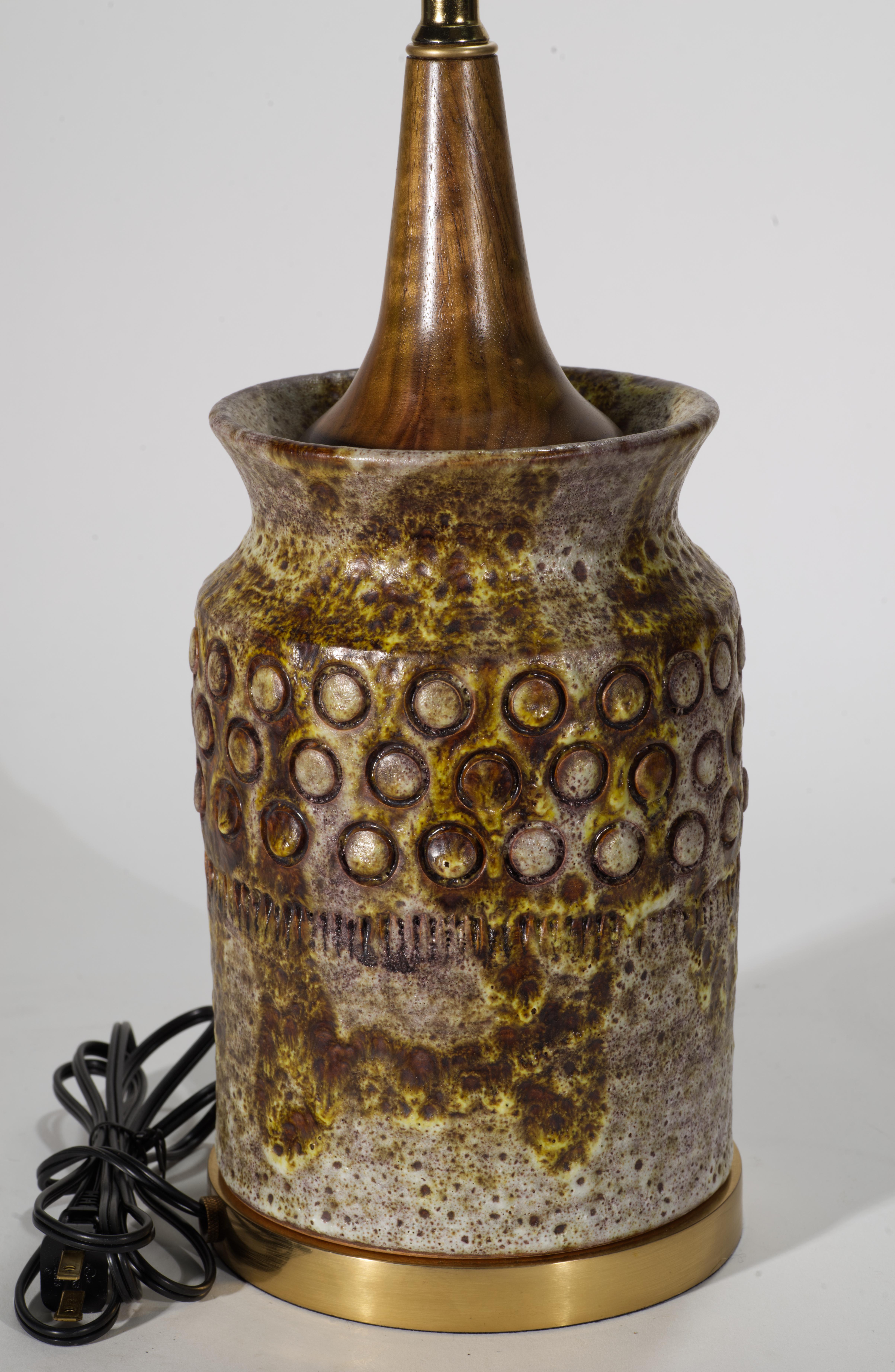 Laiton Alvino Bagni pour Raymor Italie années 1960 Lampe de table Sea Garden Majolique et noyer en vente