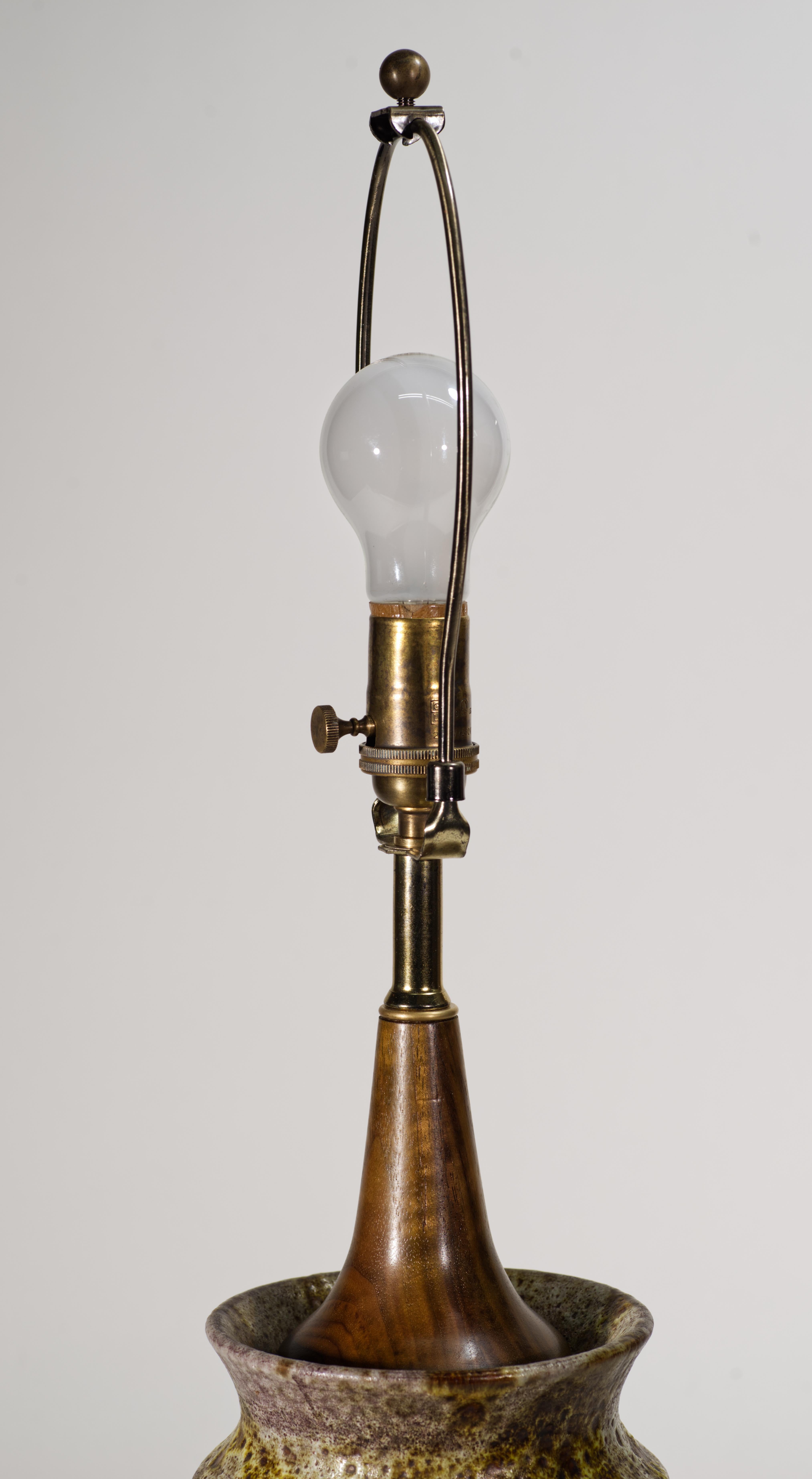 Alvino Bagni pour Raymor Italie années 1960 Lampe de table Sea Garden Majolique et noyer en vente 1