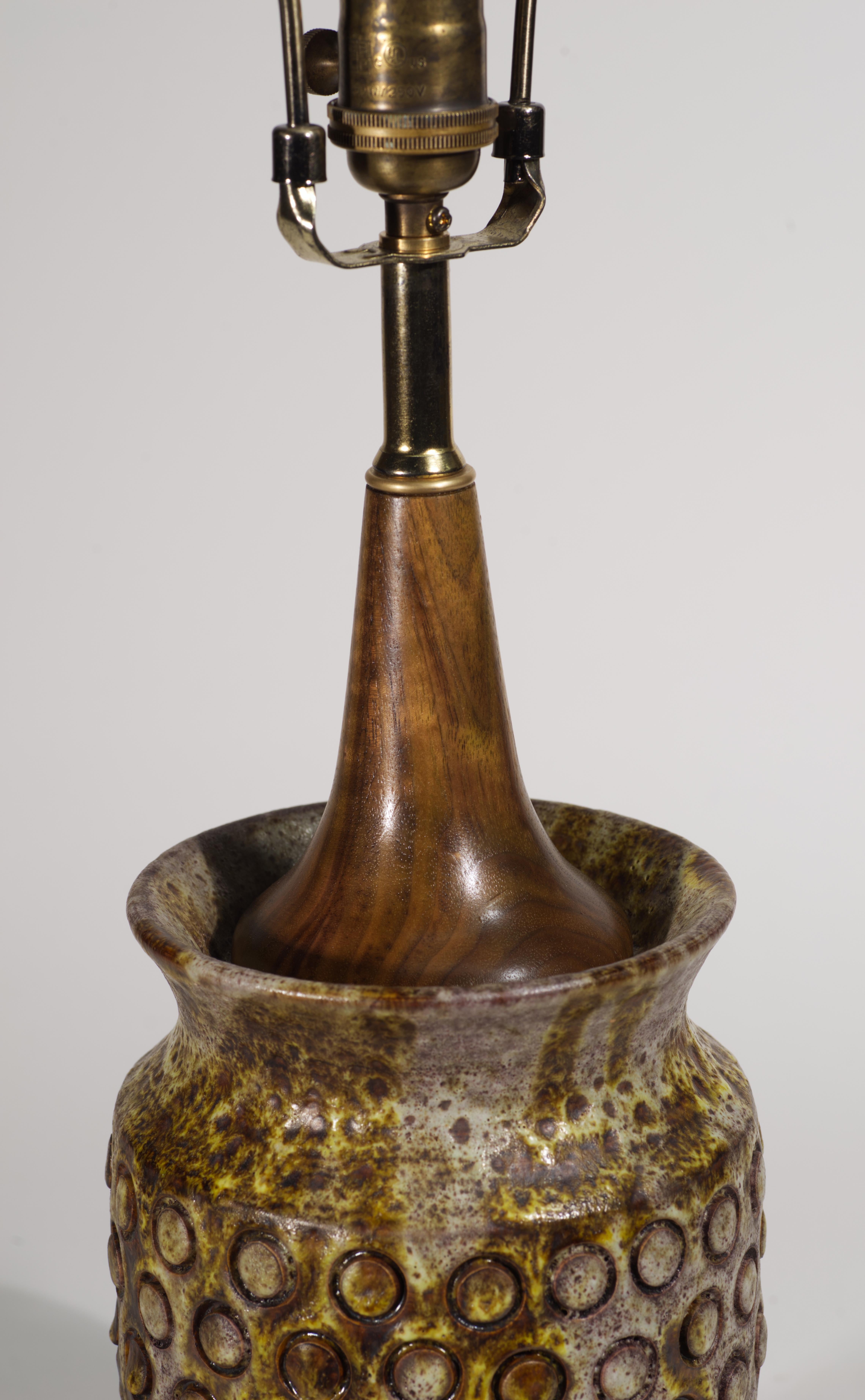 Alvino Bagni pour Raymor Italie années 1960 Lampe de table Sea Garden Majolique et noyer en vente 2