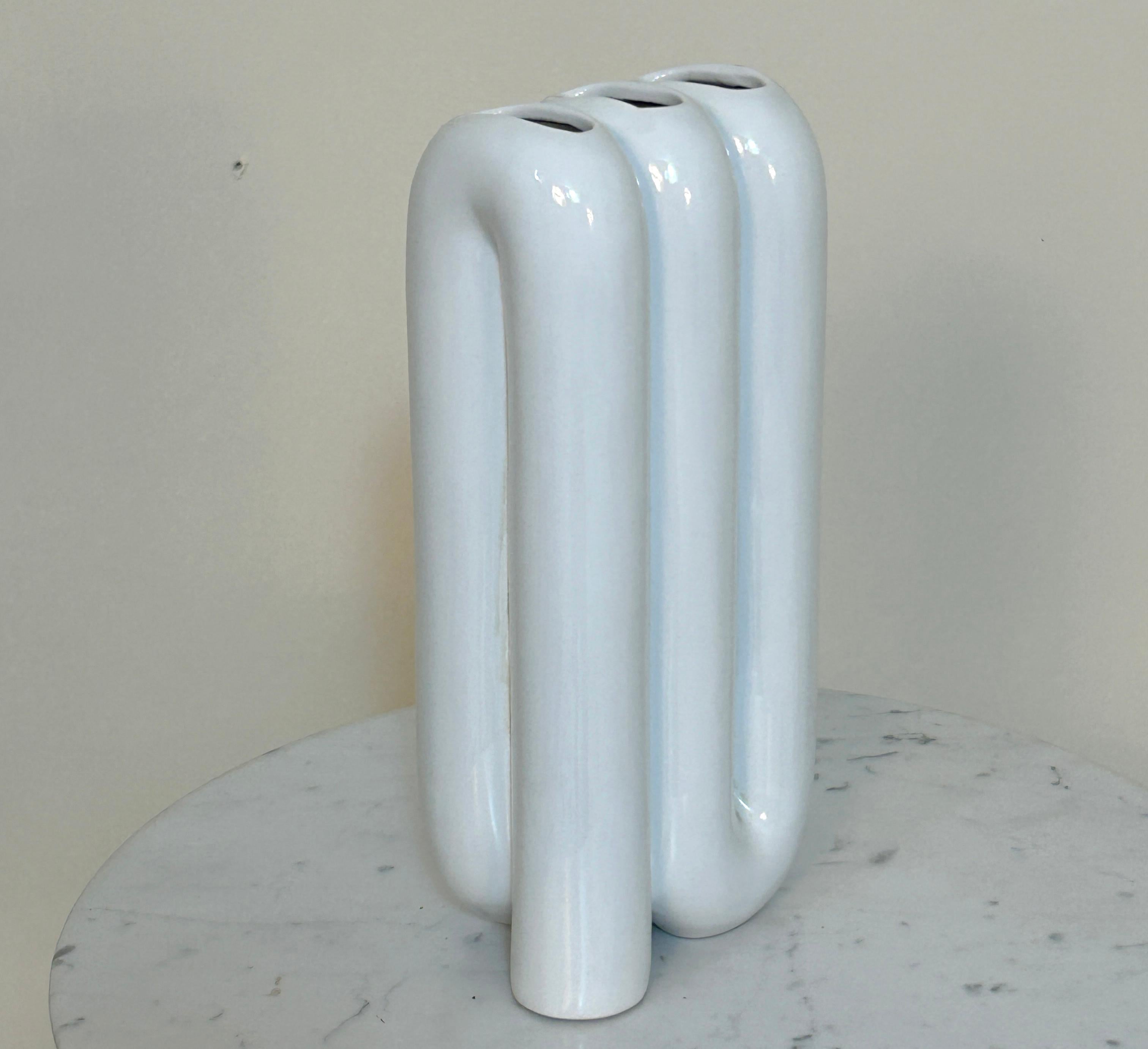 Questo è l'unico esemplare conosciuto del modello 4353 di Alvino Bagni, vaso a tripla bocca con smalto bianco lucido. In condizioni impeccabili. Alto 11