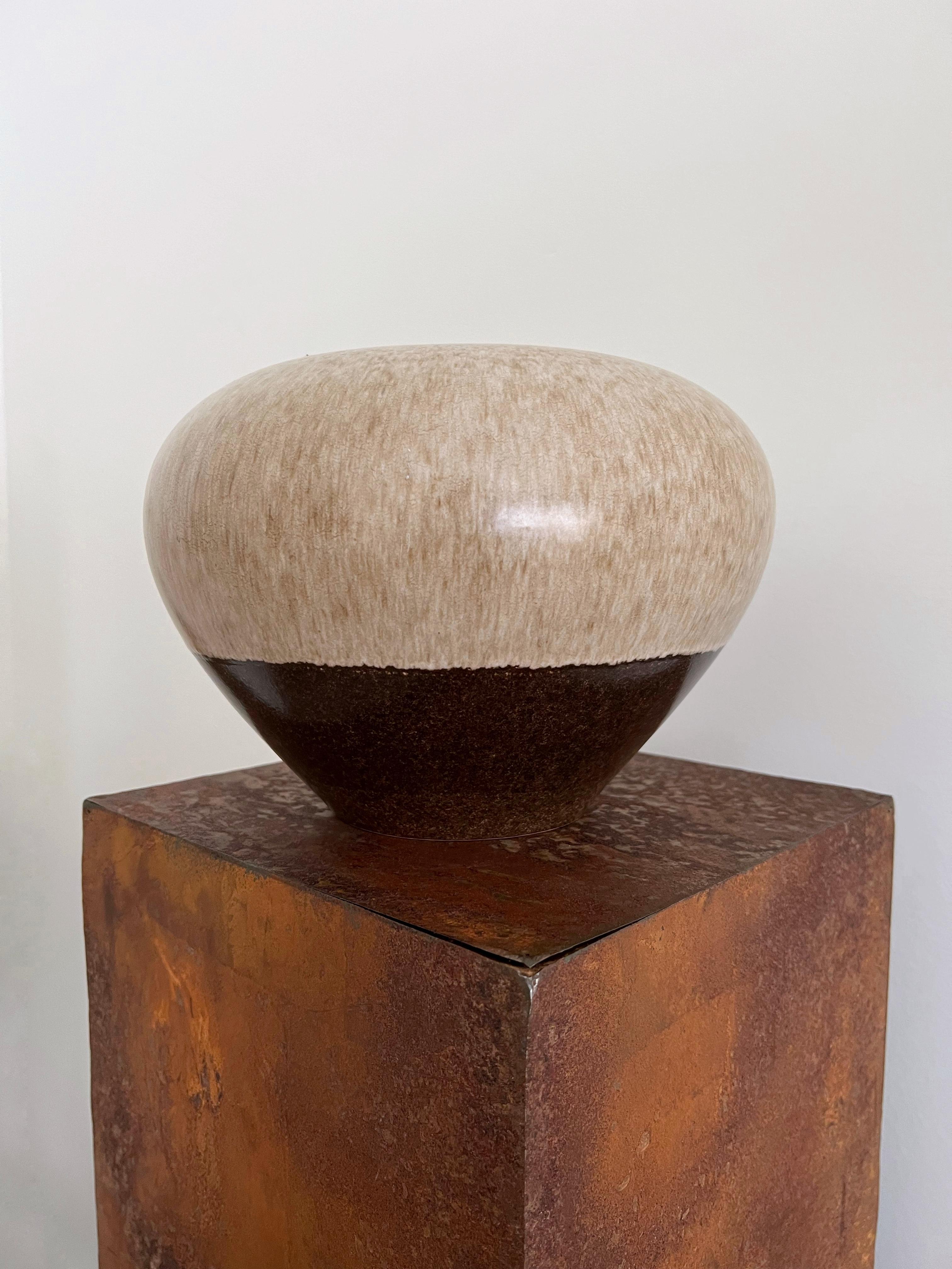 Vase en céramique Alvino Bagni pour Raymor composé de belles teintes brunes, beiges, terreuses. De forme organique et magnifiquement travaillée, cette pièce s'intègre dans pratiquement tous les intérieurs. Le vase est en très bon état et ne présente