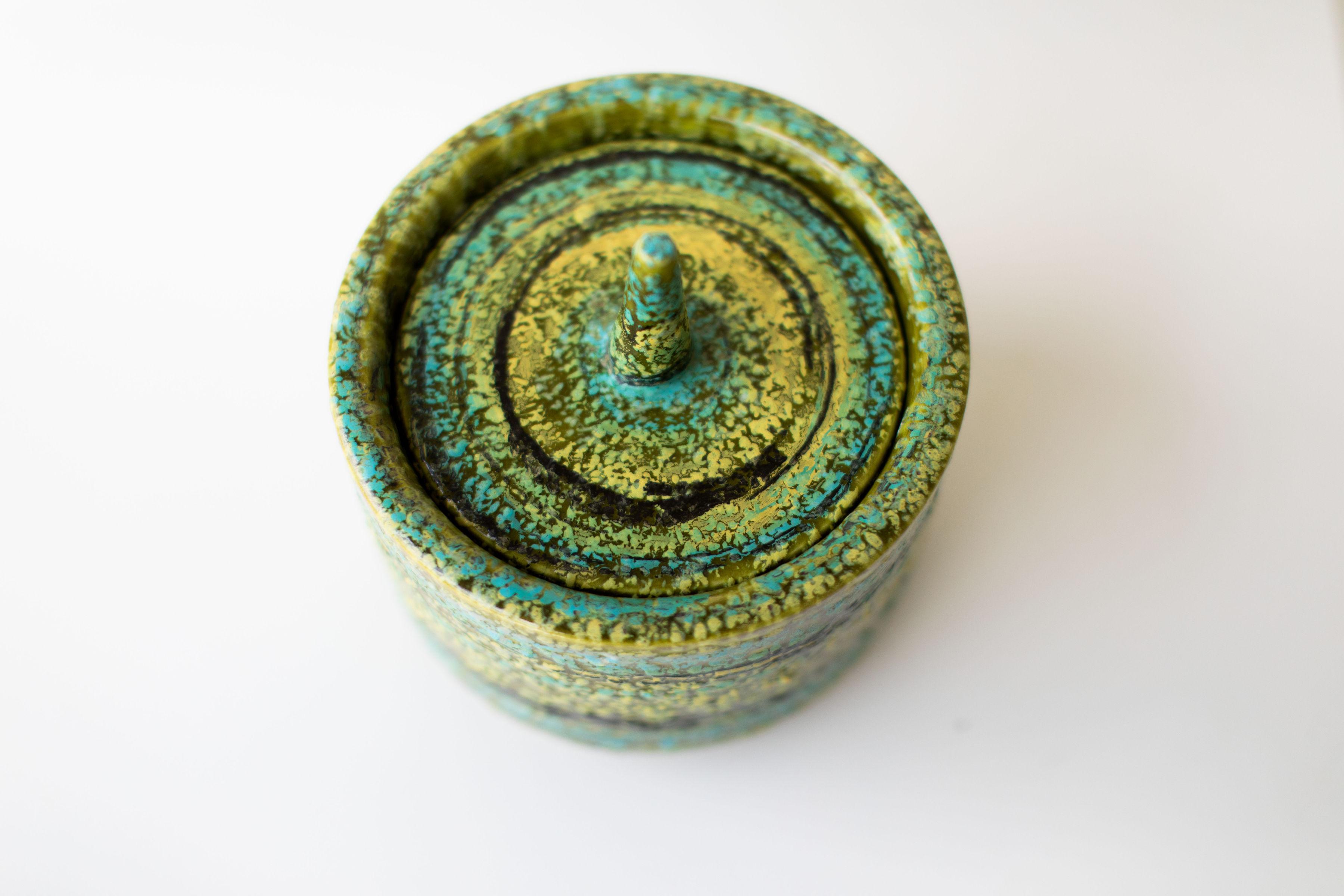 Designer: Alvino Bagni. 

Importatore: Raymor.
Periodo o modello: Medioevo Moderno. 
Specifiche: Ceramica

Condizioni: 

Questo barattolo di ceramica italiana Alvino Bagni, importato da Raymor, è in ottime condizioni vintage. Non ci sono
