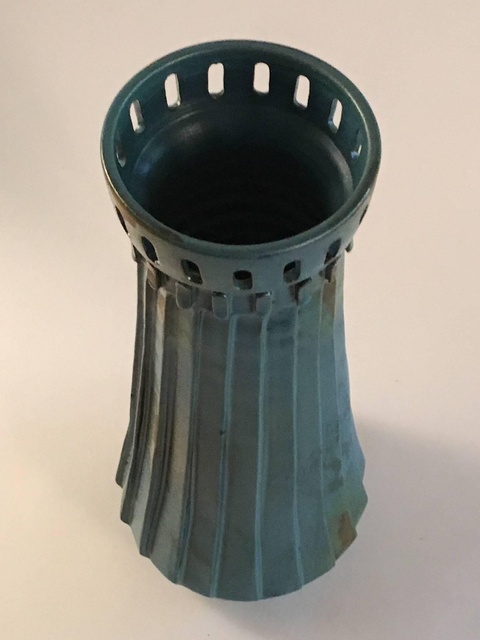 Un grand vase émaillé vert de mer conçu par Alvino Bagni, avec un sommet percé et des cannelures en forme de coin sur les côtés. Marque peinte à la base.