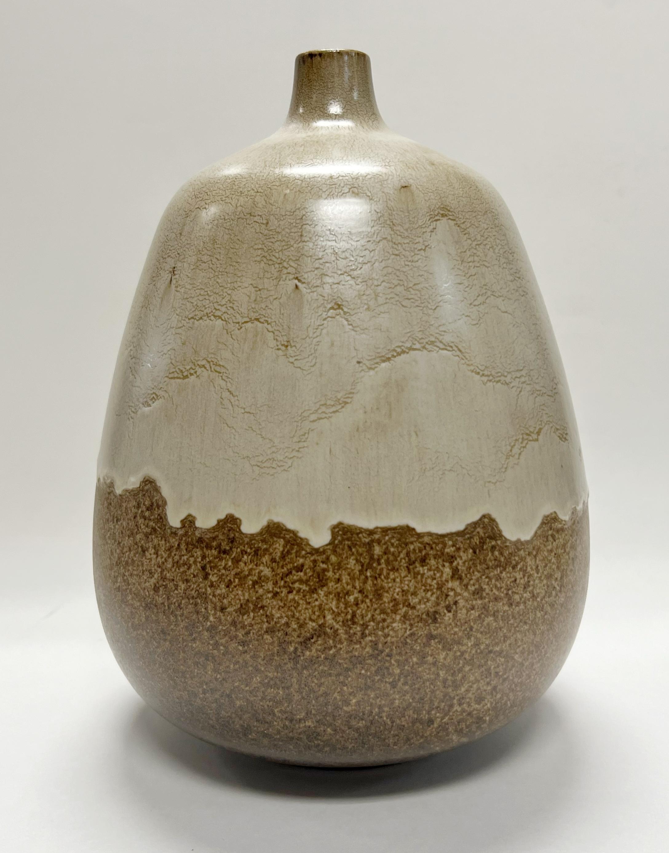Un grande vaso di Alvino Bagni per Raymor. 
Marchio Italia sul bordo.