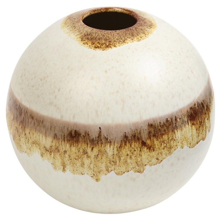 Alvino Bagni Raymor vase, Spherical, White, Brown, Earth Tones, Signed. Chunky round ball vase with light and dark brown glaze over a speckled off-white glaze. Signed on the underside with a Raymor paper label which reads: 