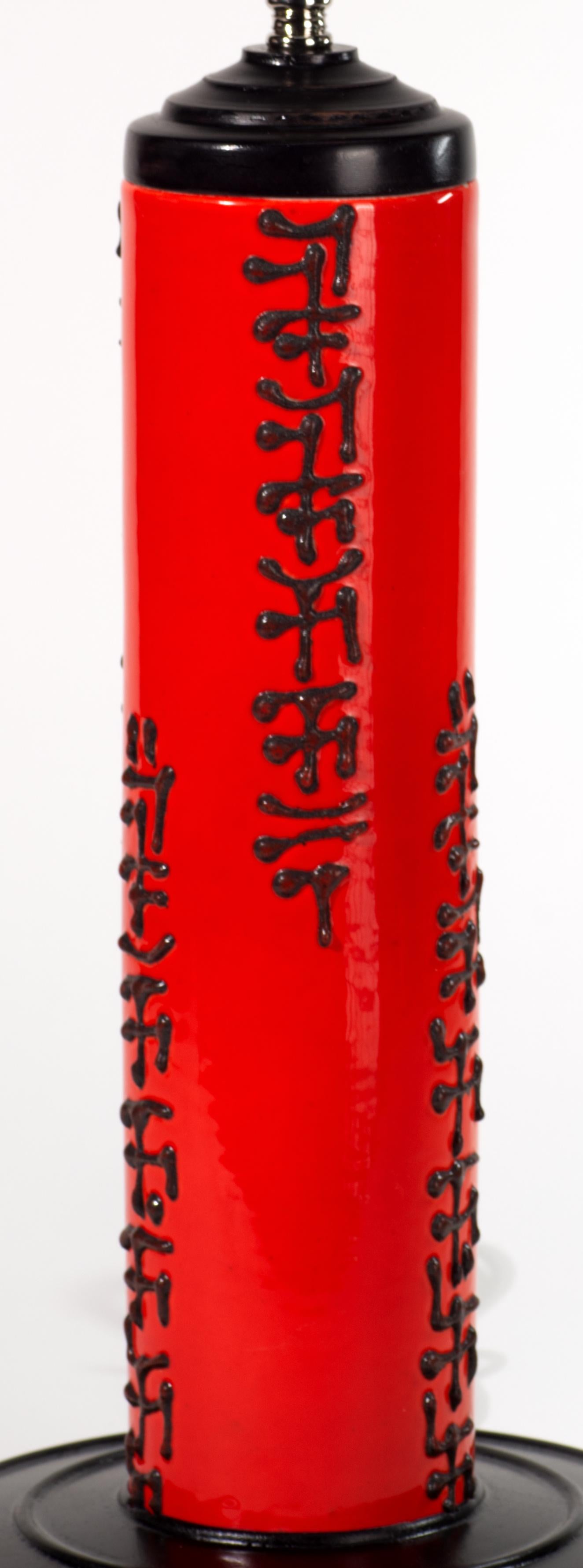 L'étonnante lampe de table en majolique vintage présente une interprétation moderniste et géométrique des styles oriental et chinois, réalisée en glaçure de lave noire texturée sur le fond rouge-orange vif caractéristique de Bagni. La base de la