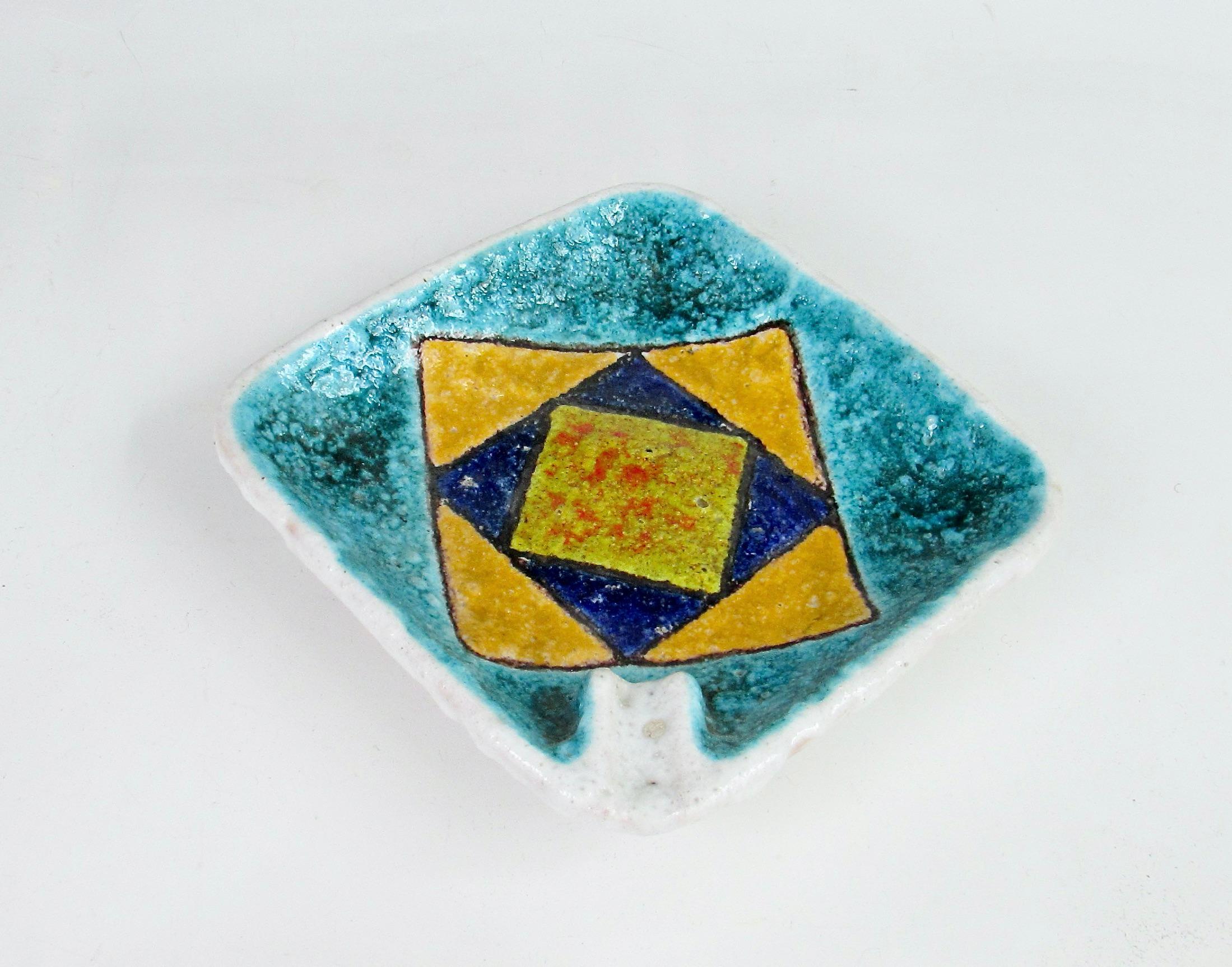 Alvino Bagni Stil Aqua Gelb Blau auf Weiß Raymor Italien Lava glasiert Aschenbecher (Töpferwaren) im Angebot
