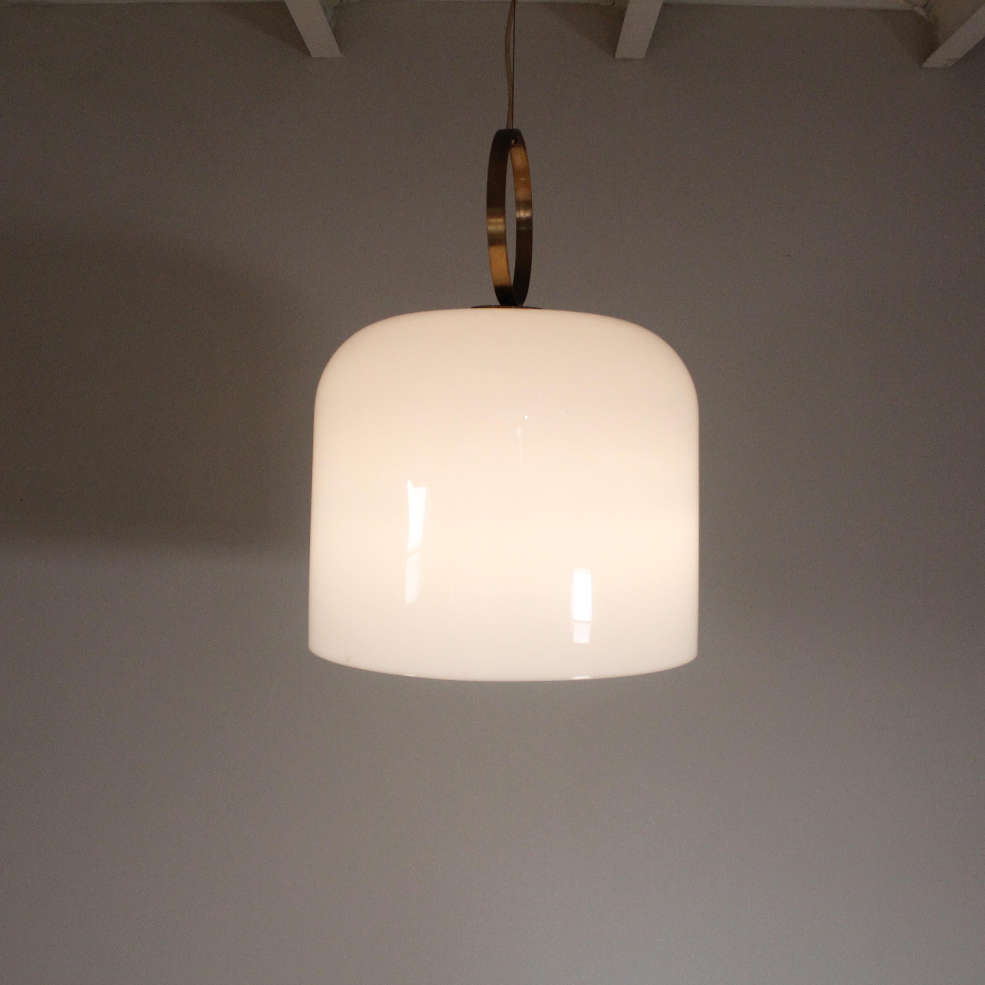 Exposition originale
Incroyable grande lampe suspendue 'Alvise' (Phare) conçue par Luigi Massoni et produite par Guzzini dans les années 1960/70.
Alvise possède un grand abat-jour en acrylique blanc avec un diffuseur conique à l'intérieur. Les