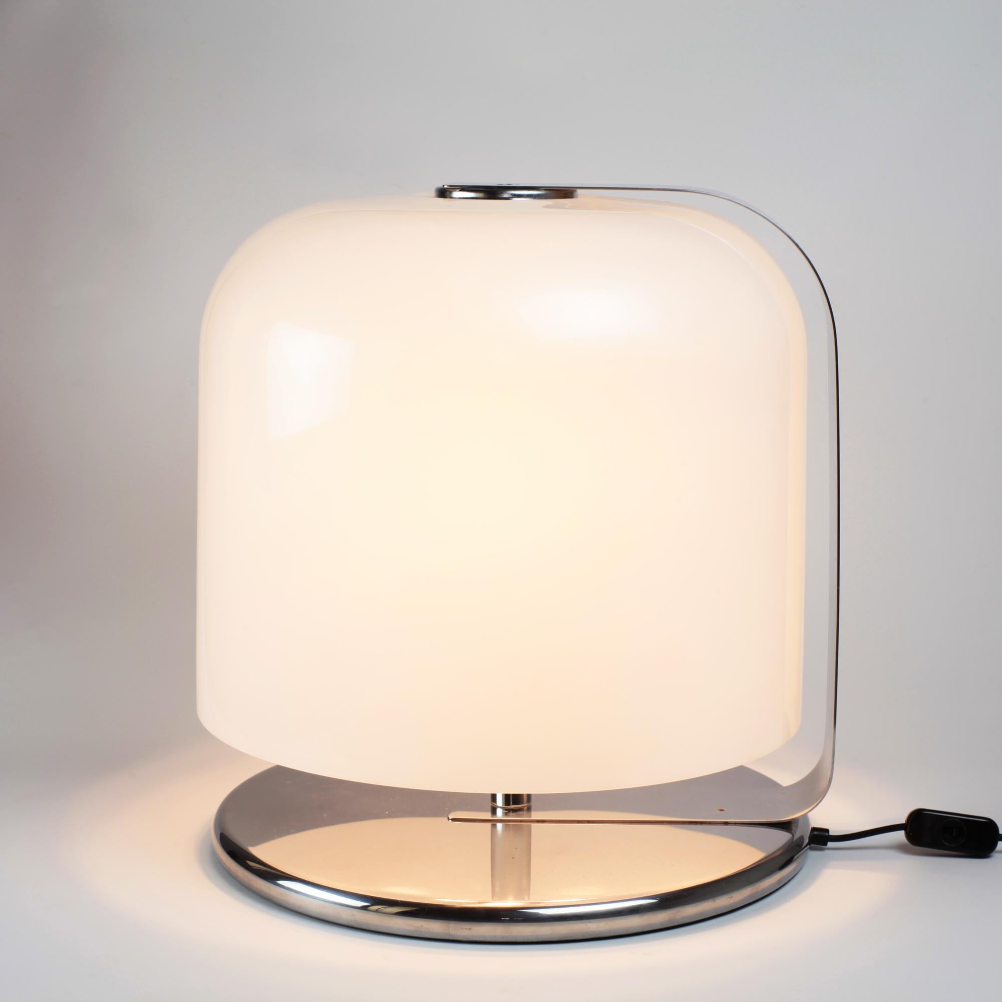 Alvise extra large table lamp or floor lamp

Design Luigi Massoni - Publisher Guzzini - Italy - 1966

White plexiglass lampshade, chromed metal foot, 3 bulbs

H 48 cm - Width of the base 45 cm.