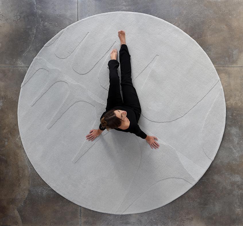Le tapis Alvorada est inspiré par Oscar Niemeyer. Les courbes et le mélange des textures donnent un résultat et une touche uniques à cette pièce. 

Les tailles sont personnalisables.

.