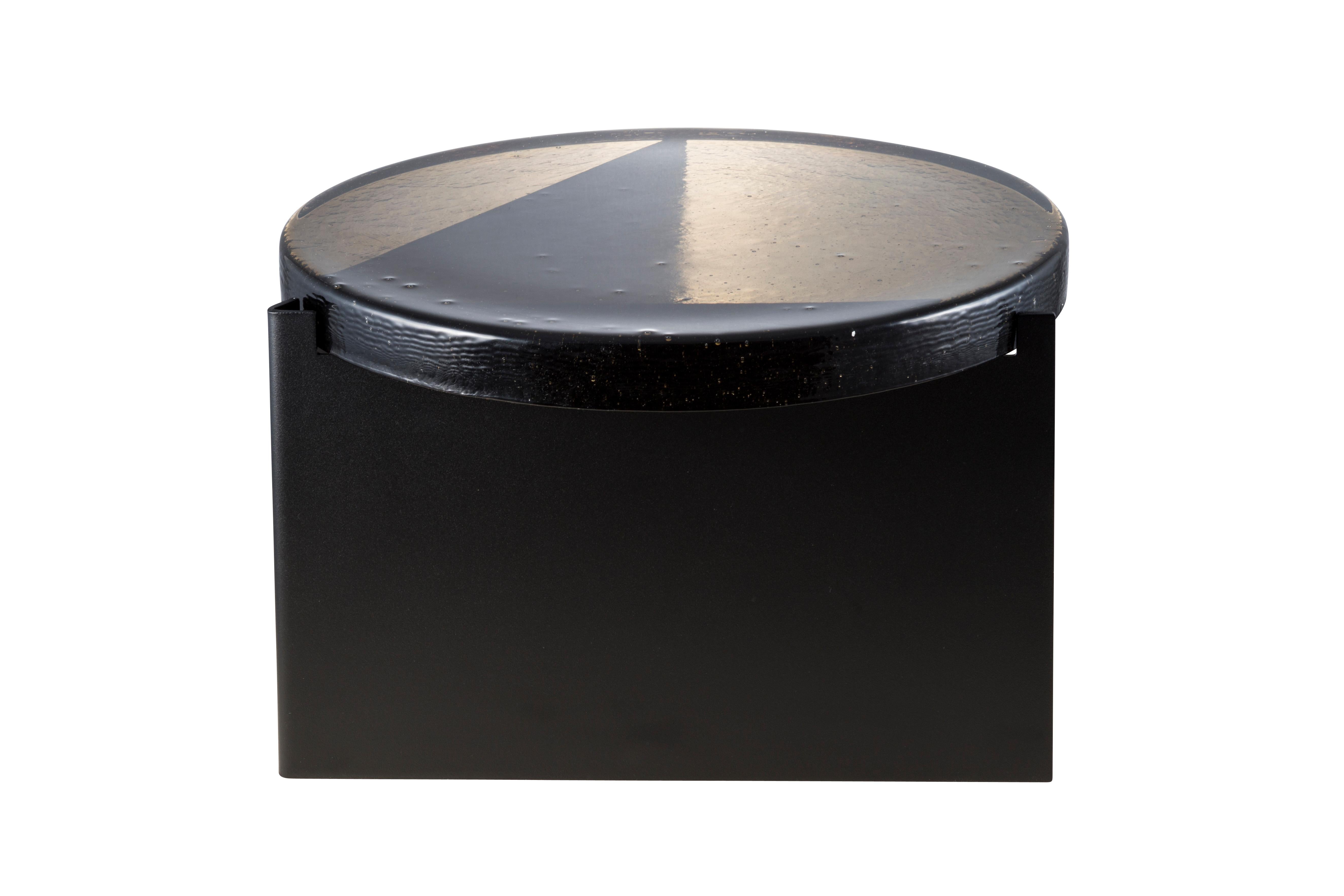 Table basse Alwa one big smoky grey black par Pulpo.
Dimensions : D56 x H35 cm.
Coates : verre moulé ; acier peint par poudrage.

Disponible également en différentes finitions. 

Normalement, le verre est considéré comme un matériau léger aux arêtes