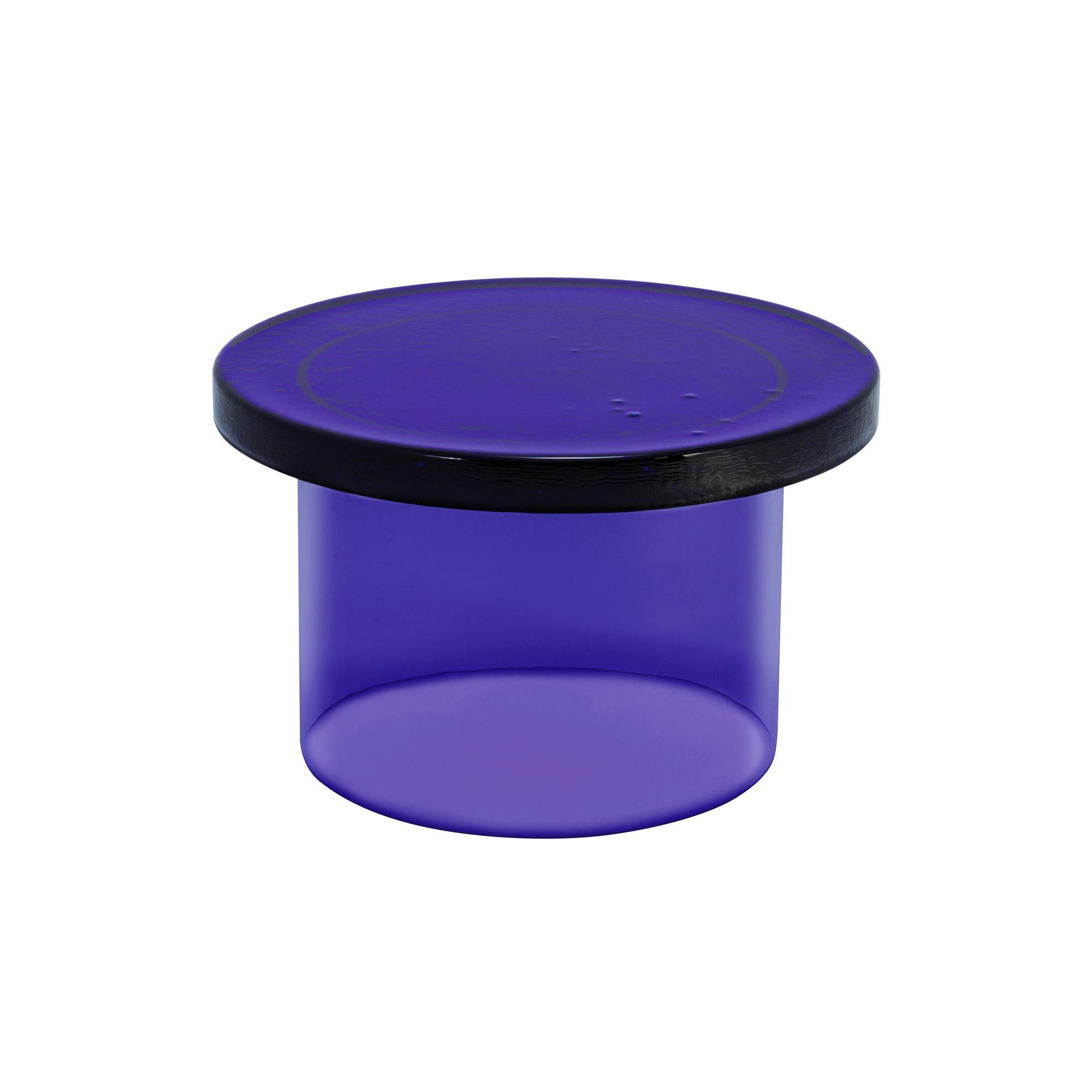 Table basse Alwa trois grands bleus par Pulpo
Dimensions : D56 x H35 cm
MATERIAL : verre moulé et soufflé à la main

Disponible également en différentes couleurs.

Normalement, le verre est considéré comme un matériau léger aux arêtes vives. En