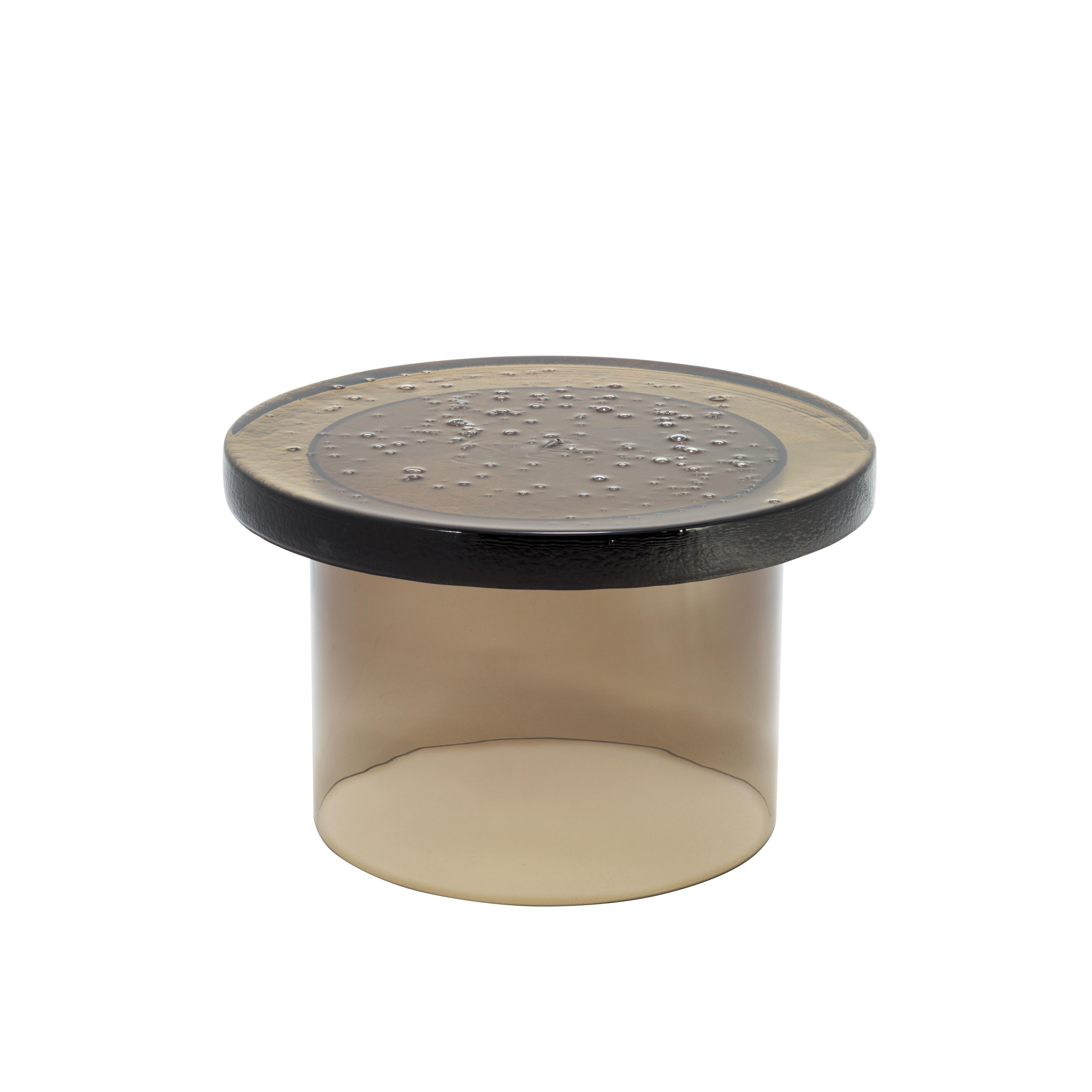 Tavolino Alwa tre grandi grigio fumo di Pulpo.
Dimensioni: D56 x H35 cm.
Materiali: Vetro fuso e soffiato a mano.

Disponibile anche in diversi colori. 

Normalmente, il vetro è considerato leggero e con spigoli vivi. Al contrario, l'alwa di