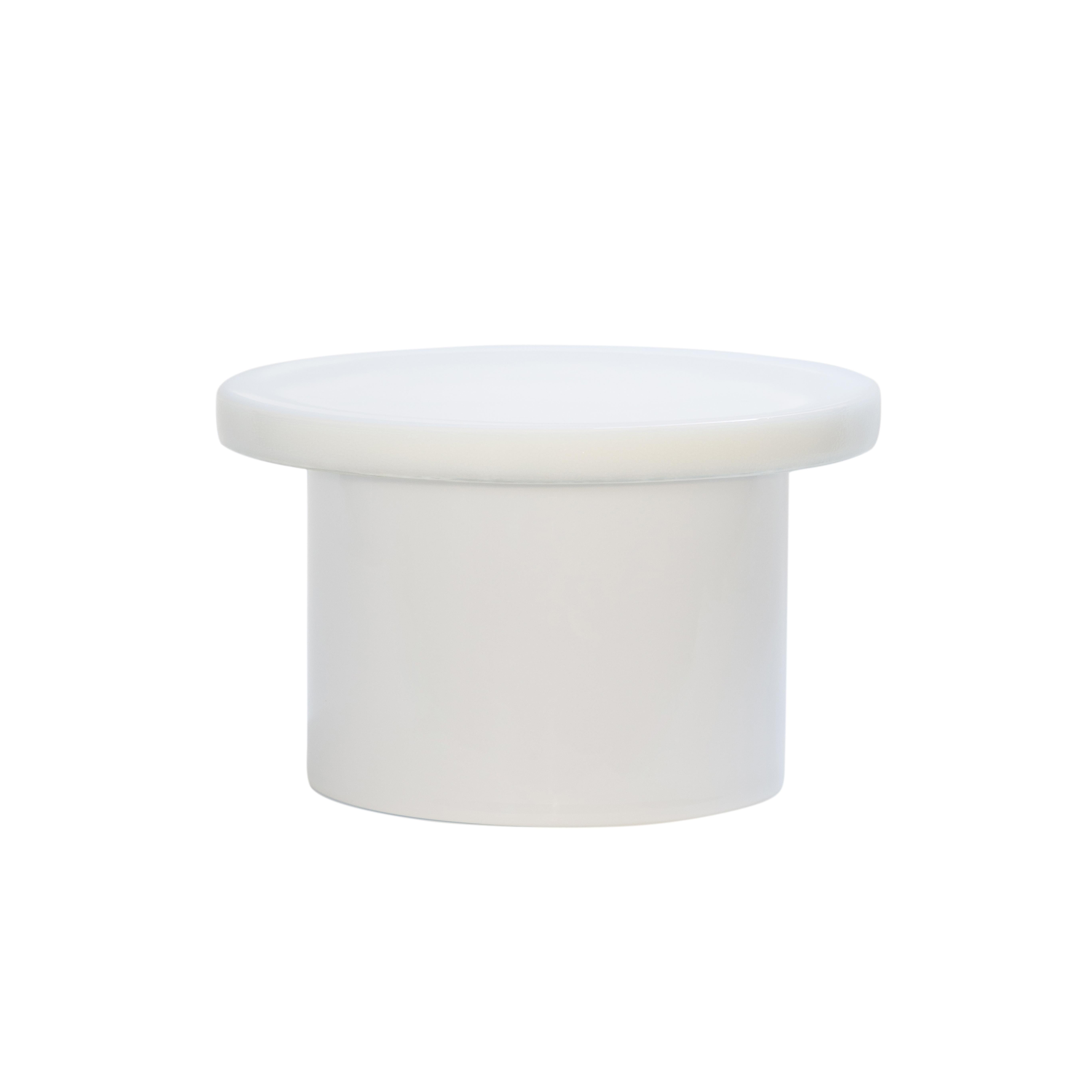 Table basse Alwa trois grandes tables blanches par Pulpo
Dimensions : D56 x H35 cm
MATERIAL : Verre moulé et soufflé à la main

Disponible également en différentes couleurs. 

Normalement, le verre est considéré comme un matériau léger aux